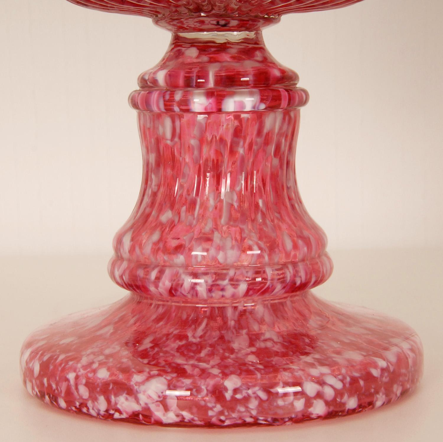 viktorianische Kerosene-Tischlampe, Öllampe, rosa und weiß, mundgeblasenes Glas (Handgefertigt) im Angebot