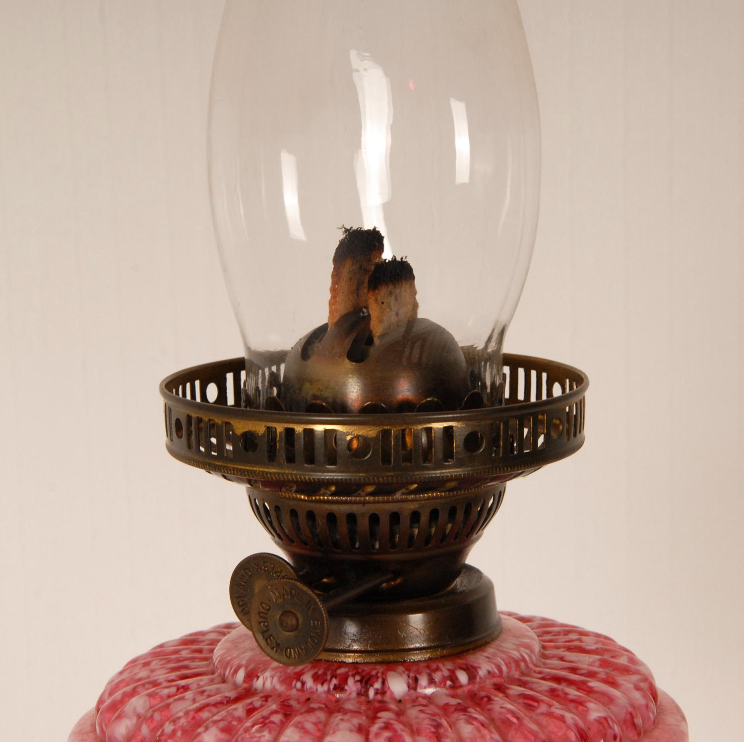 Victorian Kerosene Lamp Oil Lamp Pink and White Blown Spatter Glass Table Lamp In Good Condition For Sale In Wommelgem, VAN