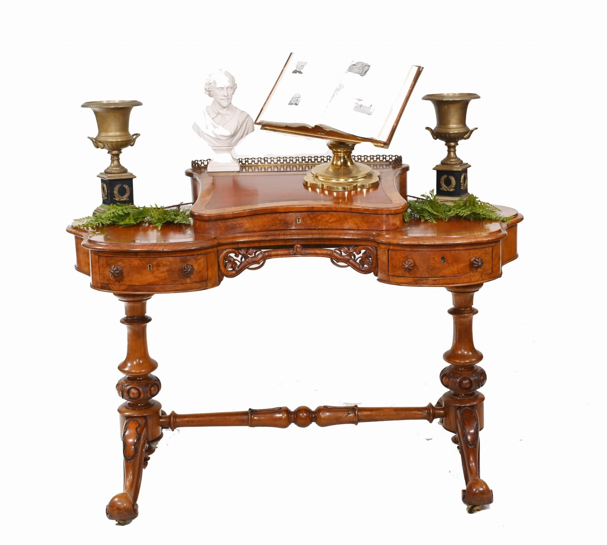 Victorian Kidney Desk Walnut Writing Table, 1850 For Sale 9