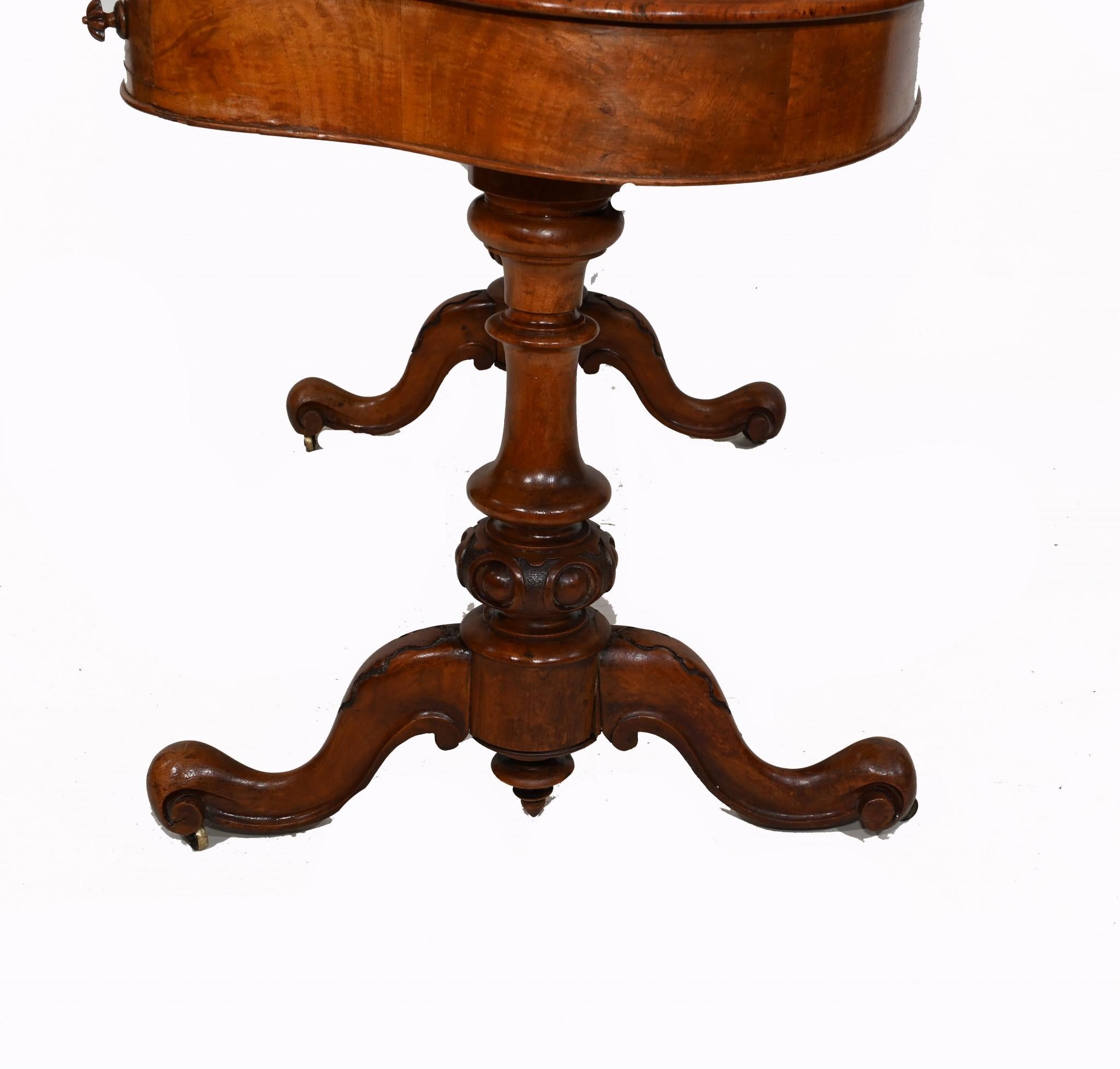 Victorian Kidney Desk Walnut Writing Table, 1850 In Good Condition For Sale In Potters Bar, GB