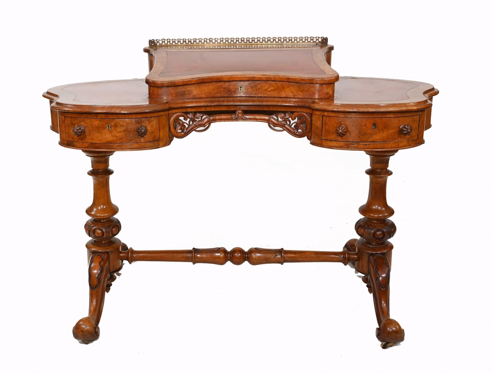 Mid-19th Century Victorian Kidney Desk Walnut Writing Table, 1850 For Sale