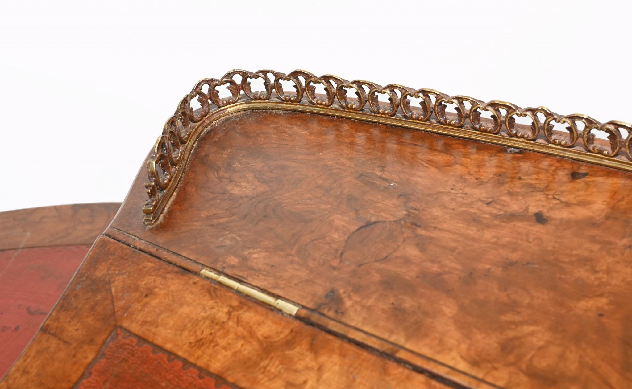 Victorian Kidney Desk Walnut Writing Table, 1850 For Sale 1