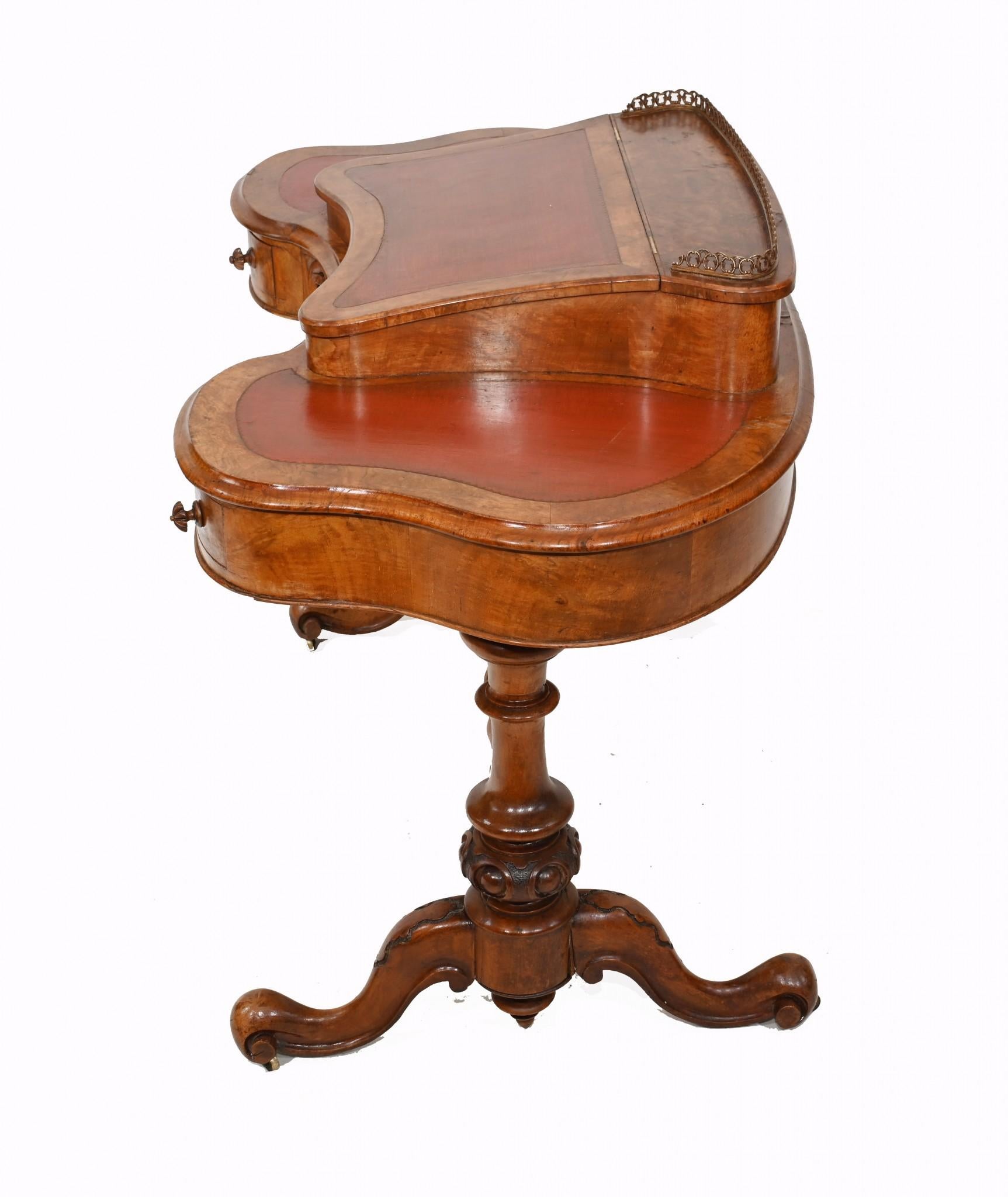 Victorian Kidney Desk Walnut Writing Table, 1850 For Sale 3