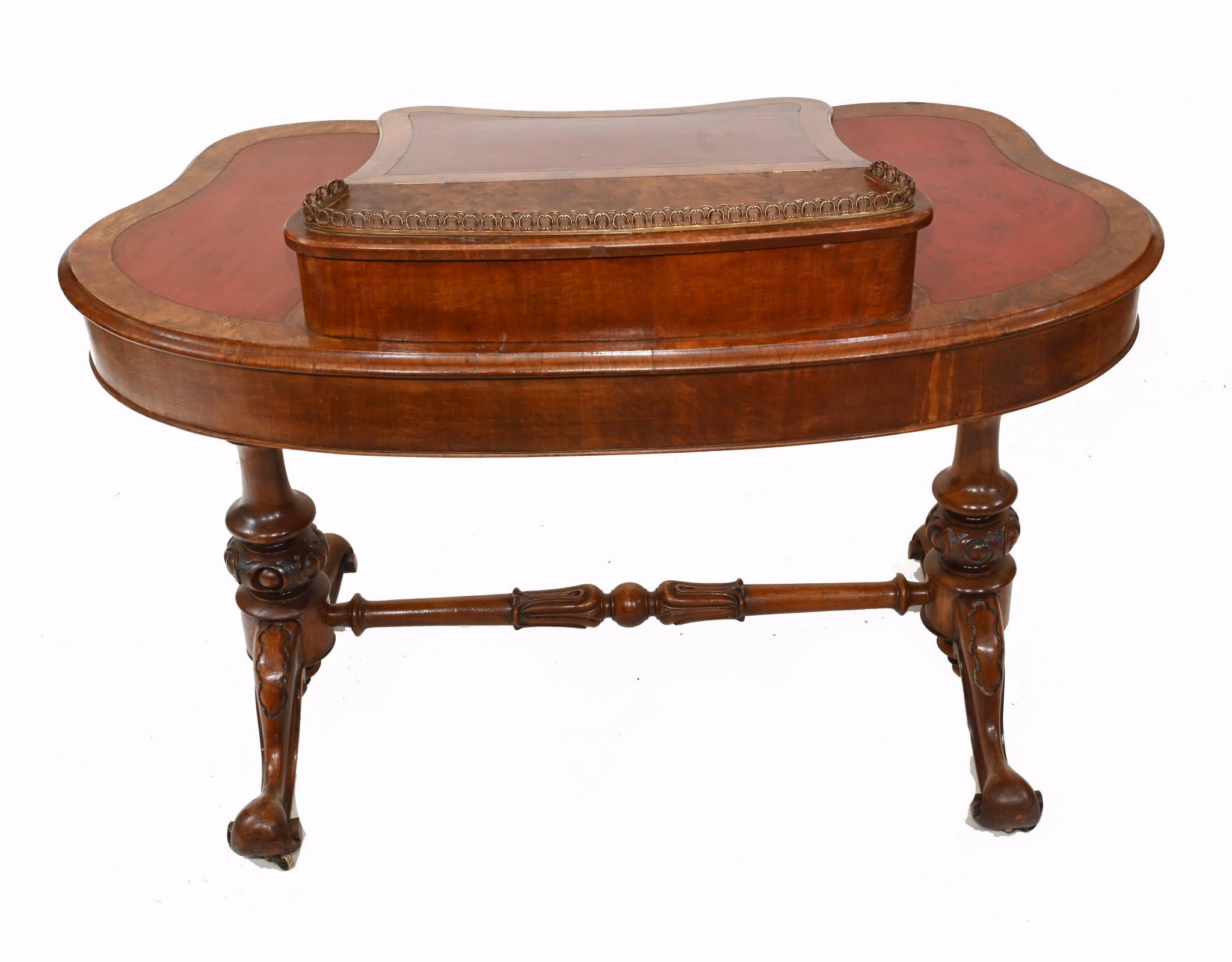 Victorian Kidney Desk Walnut Writing Table, 1850 For Sale 5