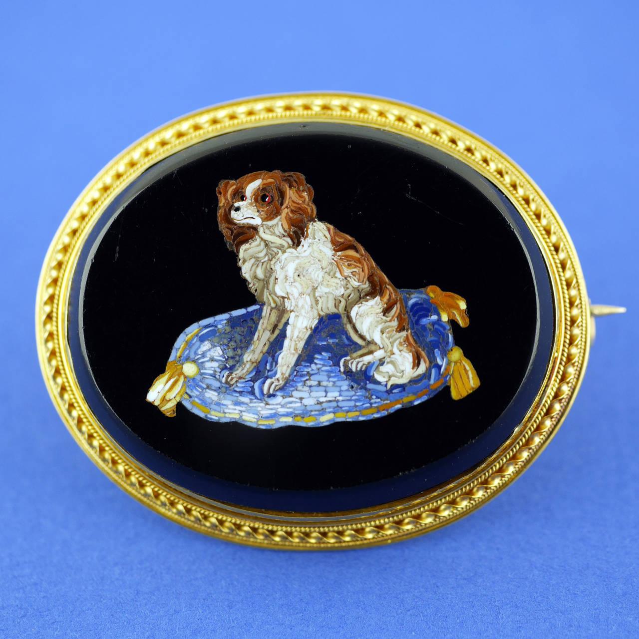 Viktorianische Mikromosaik-Brosche mit Hund von König Charles Spaniel, um 1870 für Damen oder Herren im Angebot