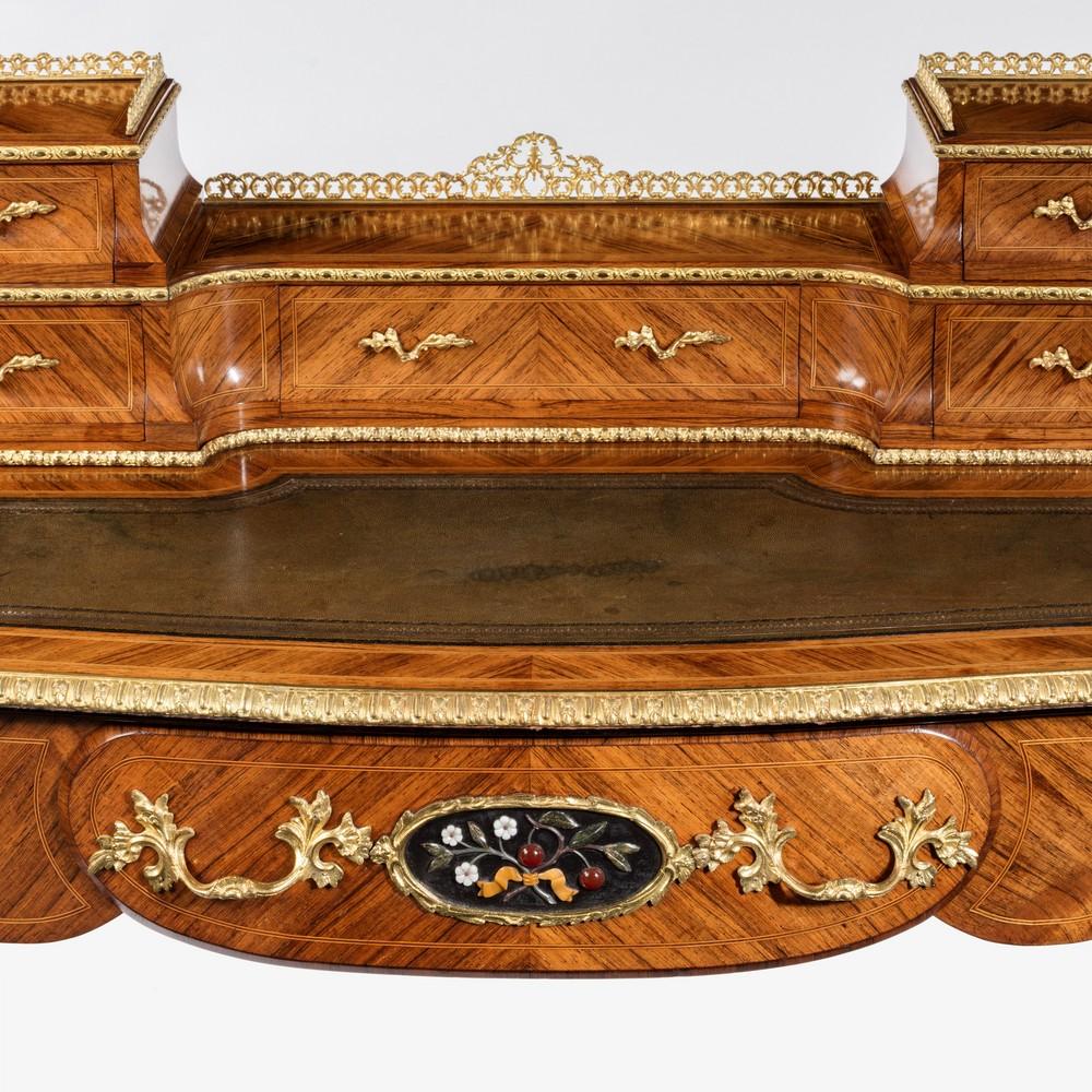 Eine feine viktorianische Kingwood und Box Holz aufgereiht montiert Damen Schreibtisch in der Französisch Geschmack, die zentrale Schublade mit einer ovalen Platte von Halbedelsteinen und der Aufbau mit 5 Schubladen. Das Ganze steht auf