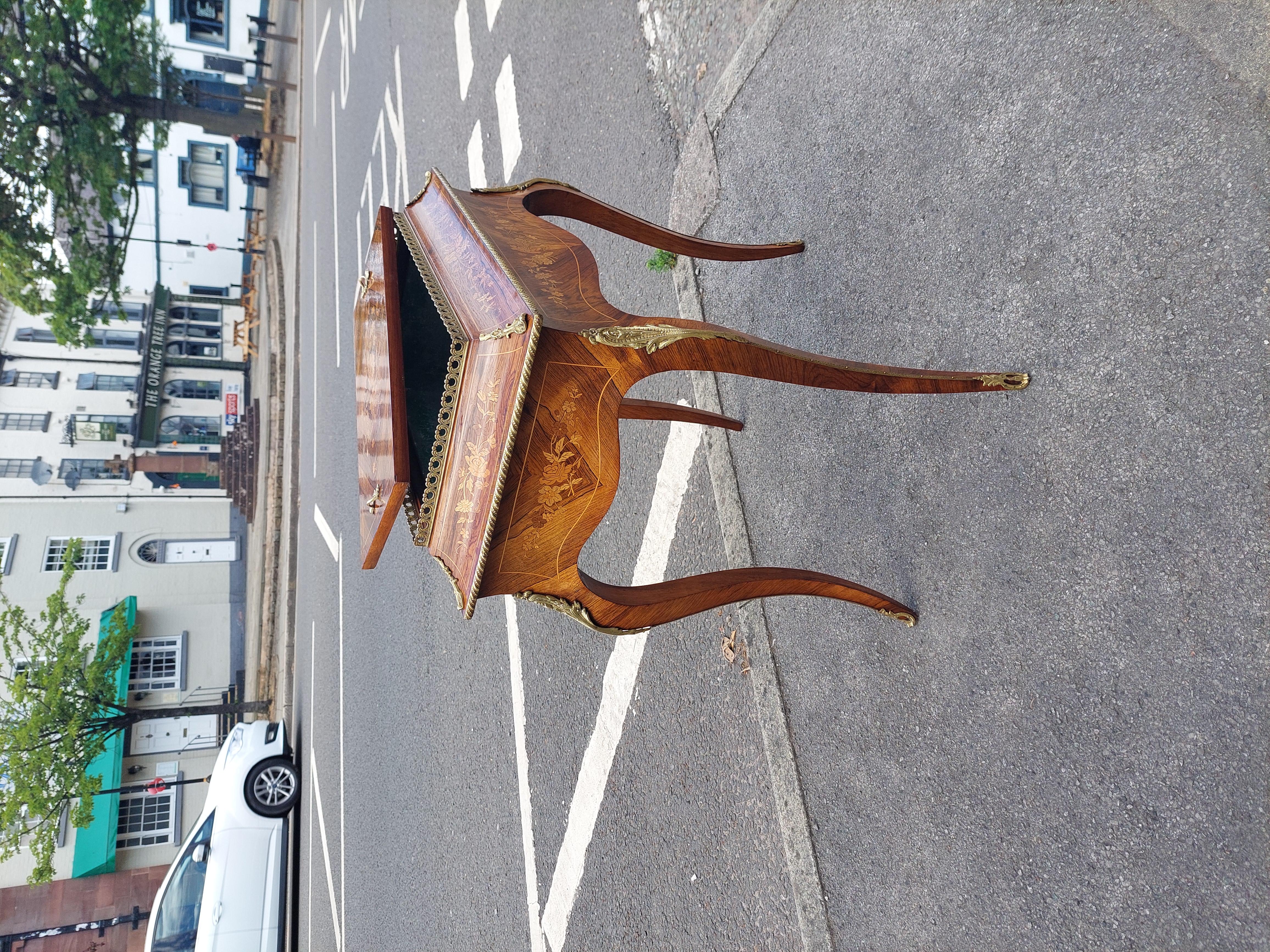 Table Jardinière victorienne en bois de rose et métal doré en vente 3