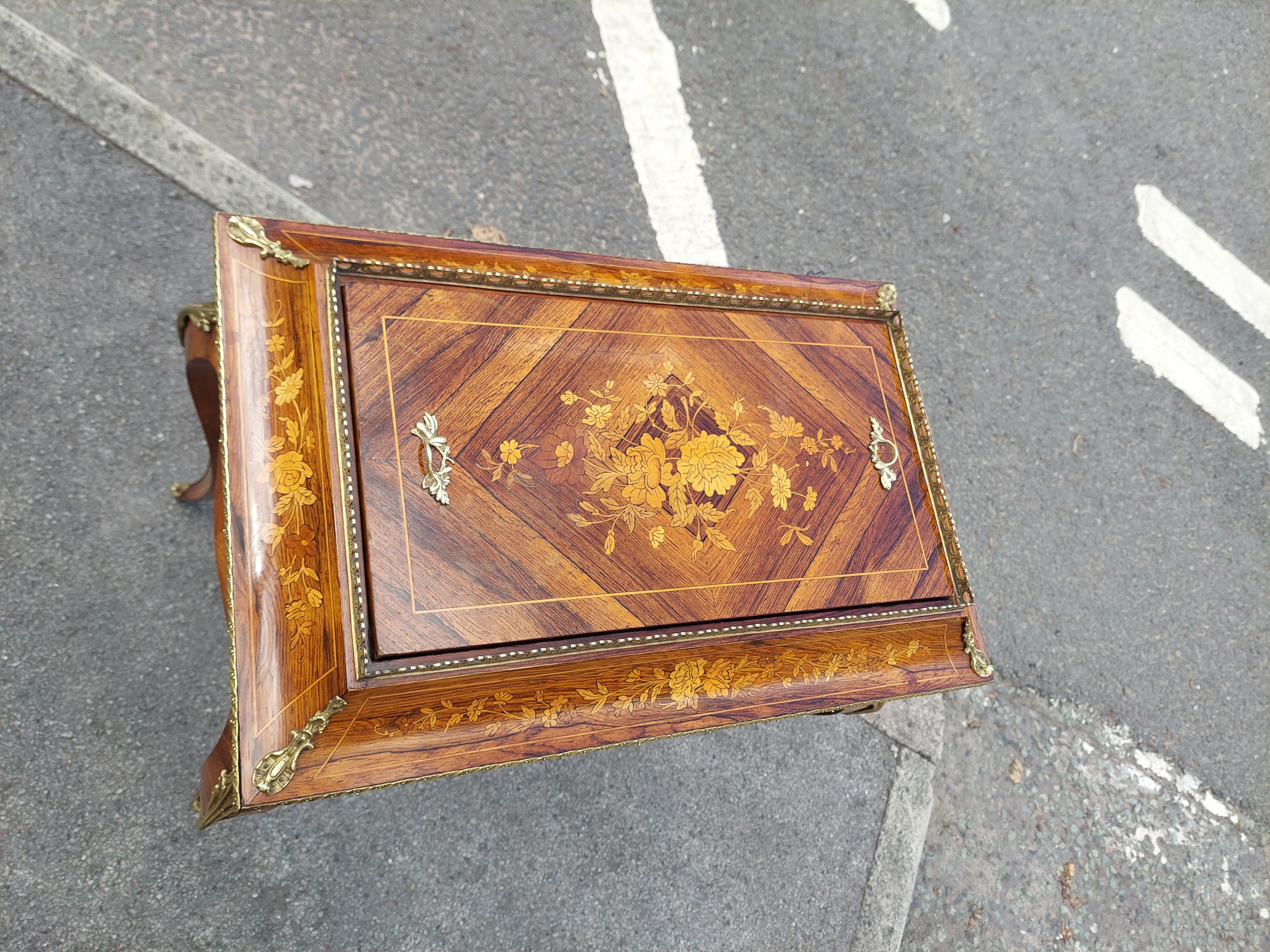 Table Jardinière victorienne en bois de roi et métal doré, fin du 19e siècle, avec couvercle amovible s'ouvrant pour révéler un vide en métal, les côtés cintrés au-dessus d'un tablier façonné, reposant sur de minces supports cabriole embellis - 27,5