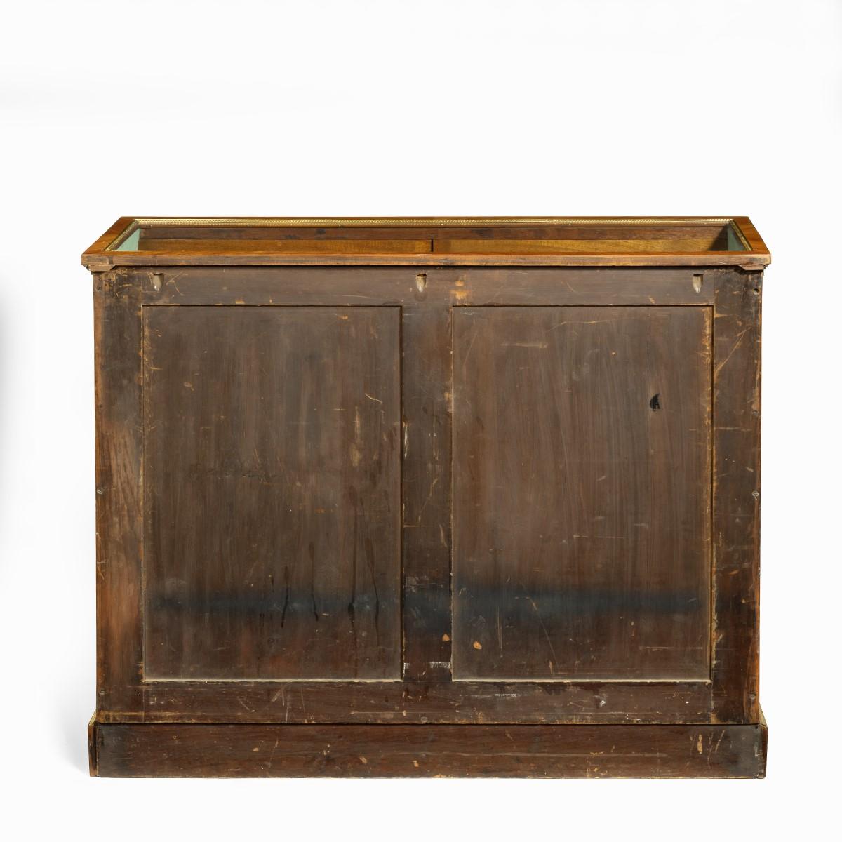 Vetrina vittoriana in legno di re, di gusto francese, di forma rettangolare con piano vetrato e porte anteriori che racchiudono un unico ripiano in vetro, decorata con impiallacciature in osso di aringa e montature in ormolu. Inglese, circa 1870.