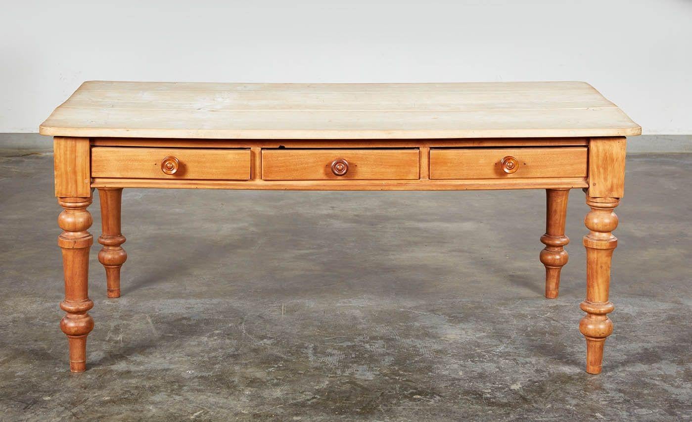 Bonne table de travail de ferme anglaise du milieu du XIXe siècle, telle qu'on la trouvait dans une cuisine victorienne, avec un plateau en sycomore bien frotté et trois longs tiroirs avec des boutons tournés en bois fruitier, le tout reposant sur