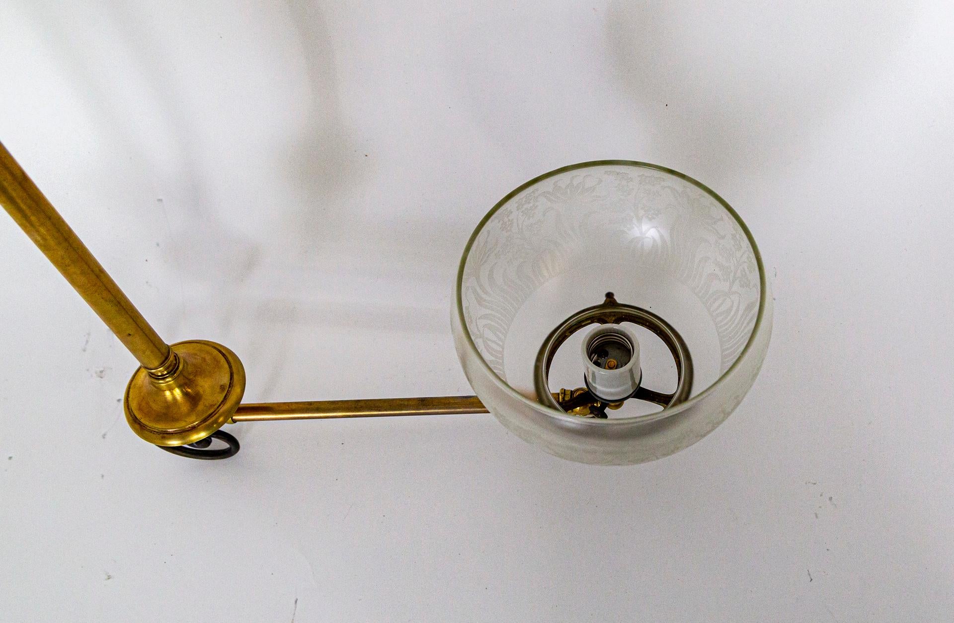 XIXe siècle Plafonnier d'angle victorien en forme de L avec abat-jour en verre gravé en vente