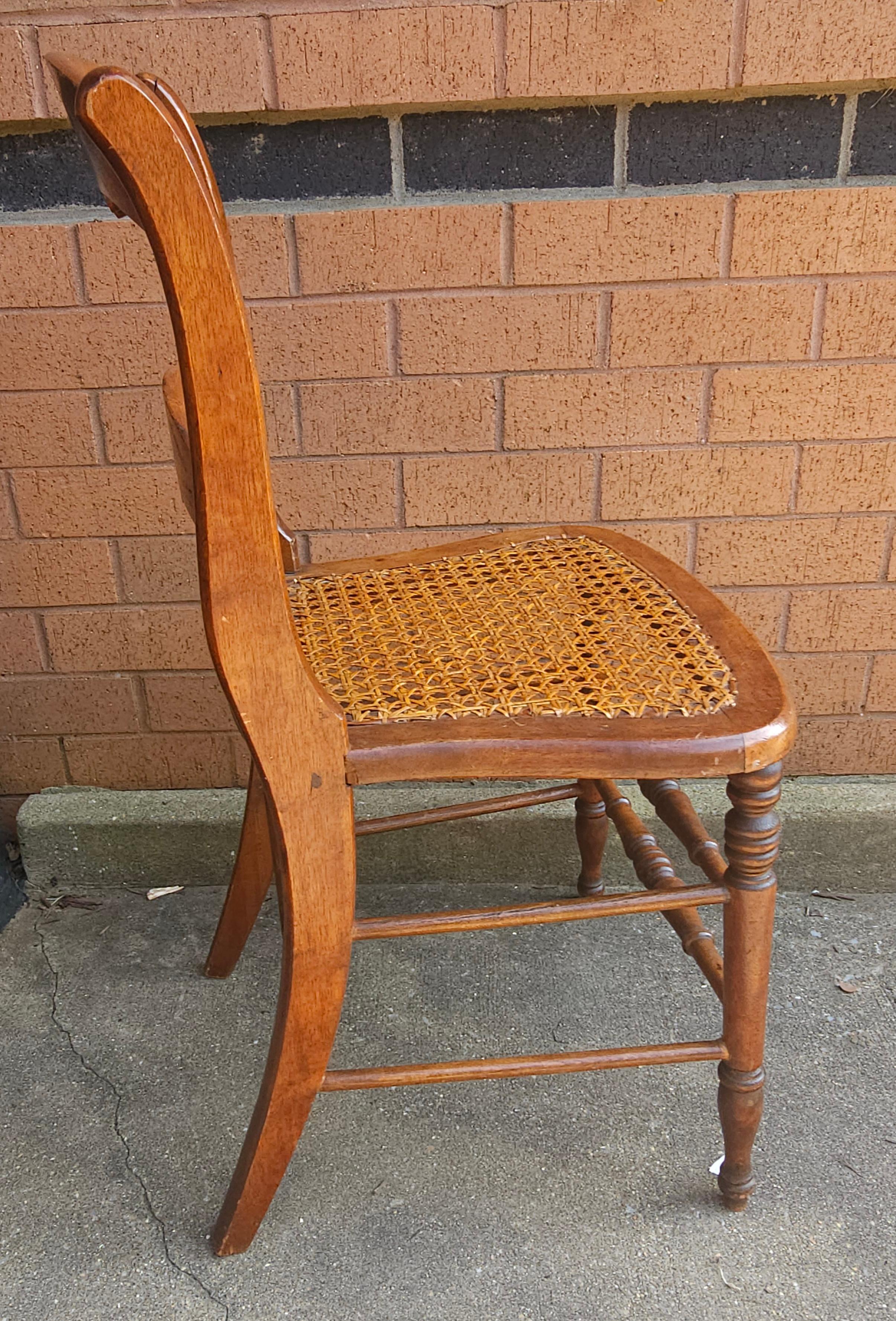 Victorien Chaise d'appoint victorienne à dossier échelonné en noyer et siège en rotin en vente