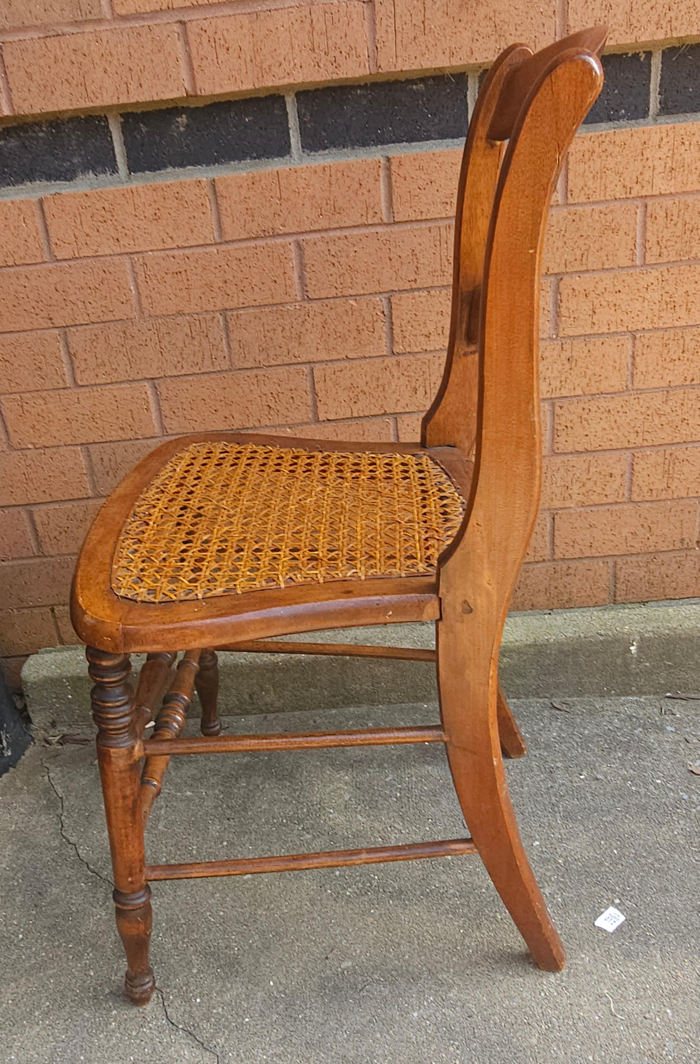 Vannerie Chaise d'appoint victorienne à dossier échelonné en noyer et siège en rotin en vente
