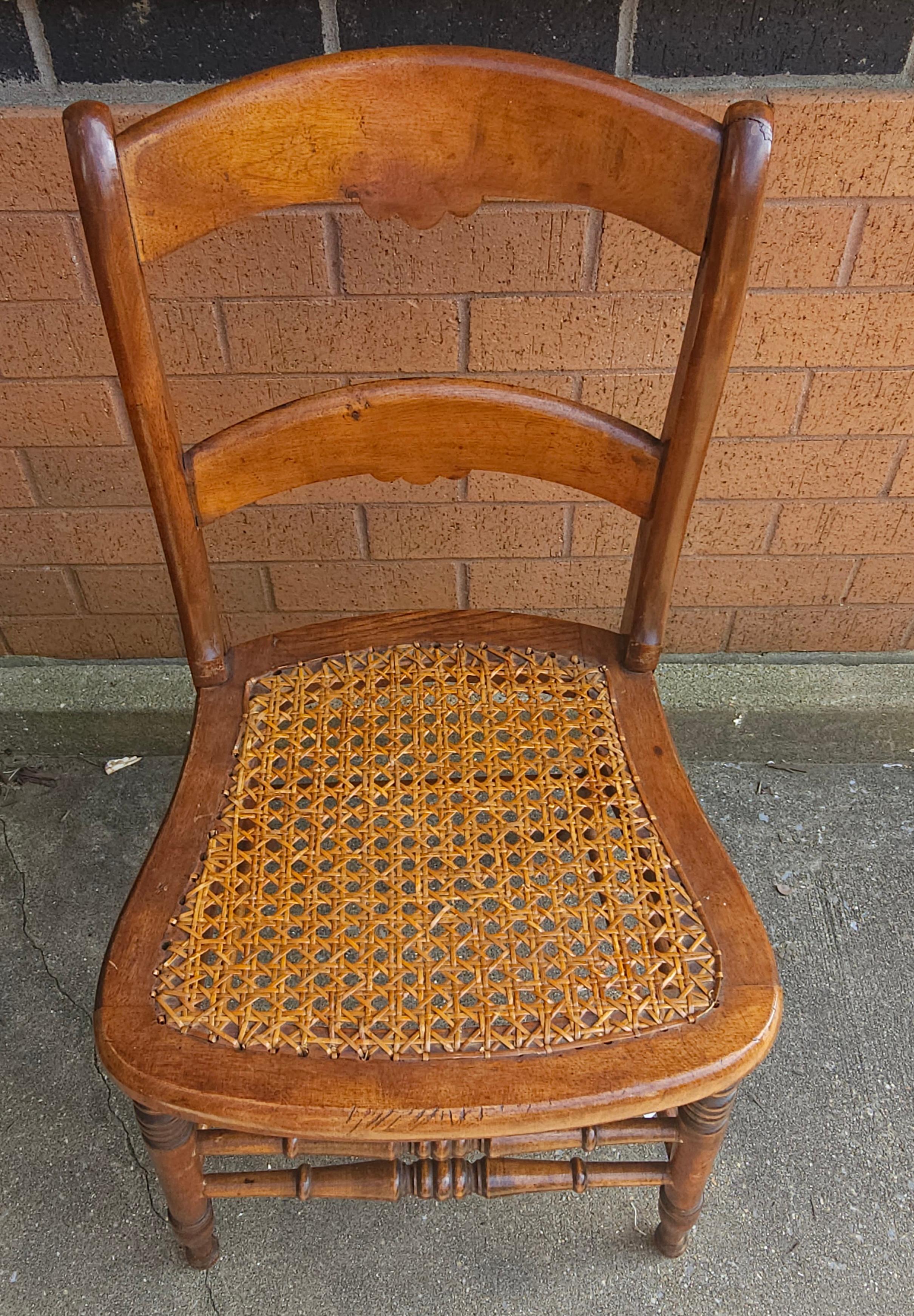 Chaise d'appoint victorienne à dossier échelonné en noyer et siège en rotin Bon état - En vente à Germantown, MD