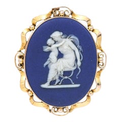 Grande broche victorienne en jaspe bleu de Wedgwood représentant Diane et Cupidon, vers 1890