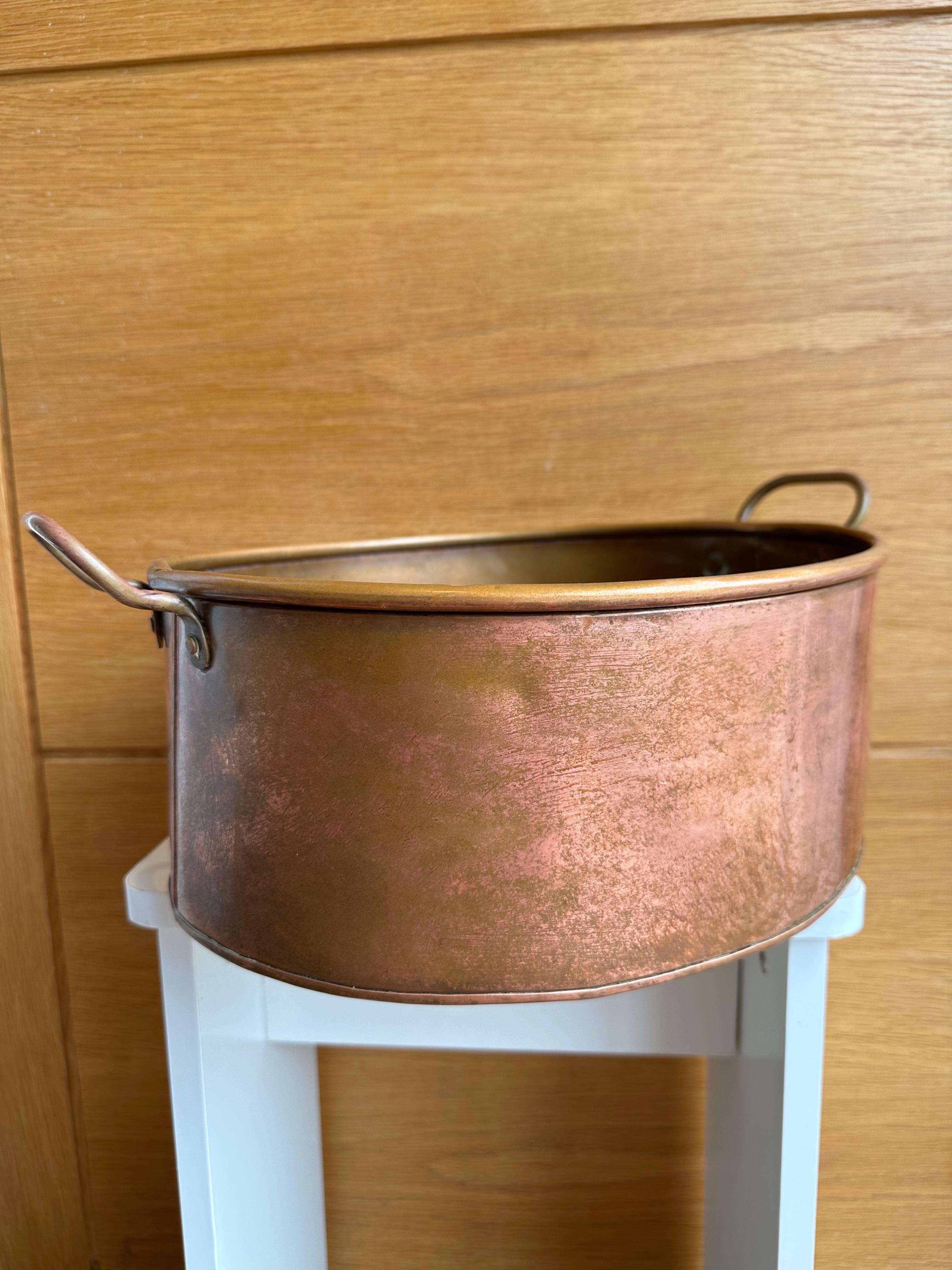 Victorian large copper cooking pot circa 1890.

Beautiful example of a large cooking pot, which are now popular to use as fireside log bins.

Buffed copper with hand hammered pattern all the way round the outer edge, fold over top edge, complete