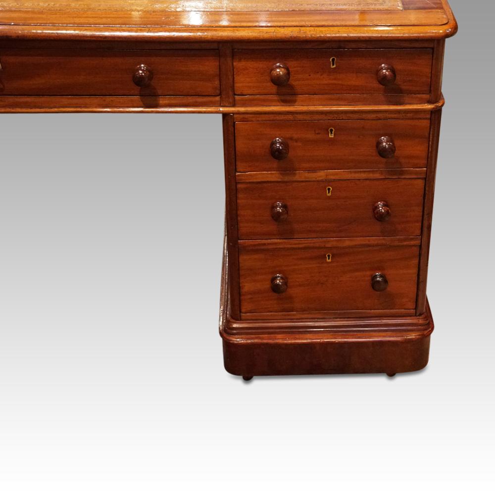 Mid-19th Century Victorian large mahogany pedestal desk For Sale