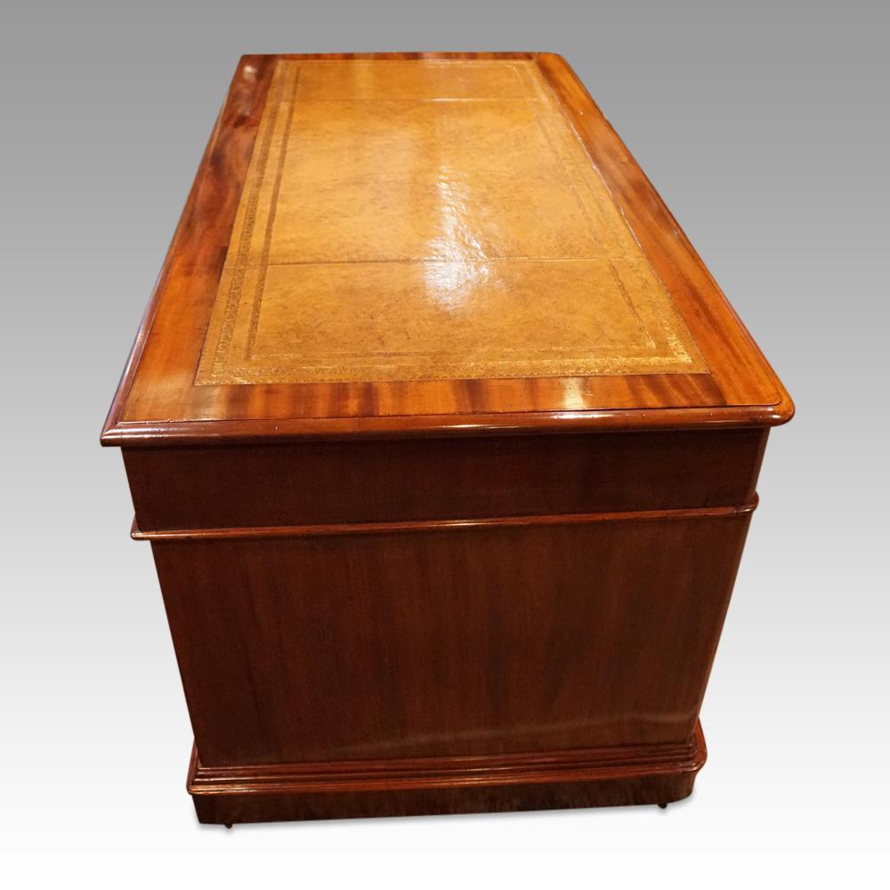 Mahogany Victorian large mahogany pedestal desk For Sale