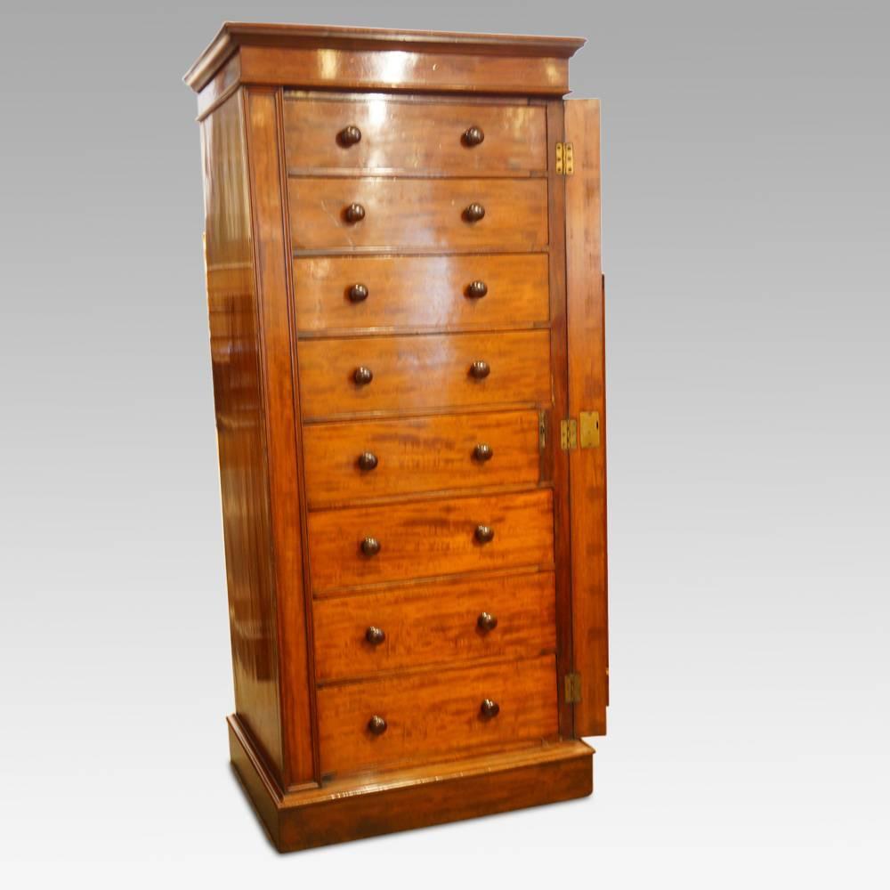 Victorian large mahogany Wellington chest
This Victorian large Wellington chest was first made circa 1865
The proportions of this Wellington chest are generous, and so this is an important looking piece for your home or office.
Fitted 8 graduated