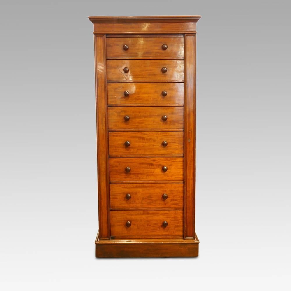 Mid-19th Century Victorian Large Mahogany Wellington Chest