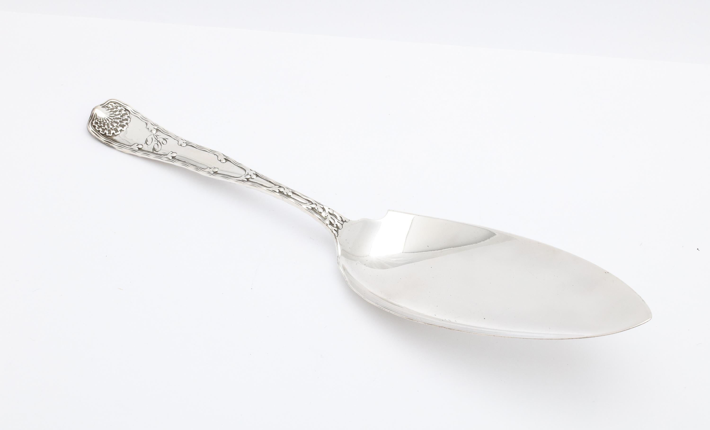 Victorien Grand couteau à crème glacée en argent sterling de style victorien/server- bordure ondulée par Tiffany en vente