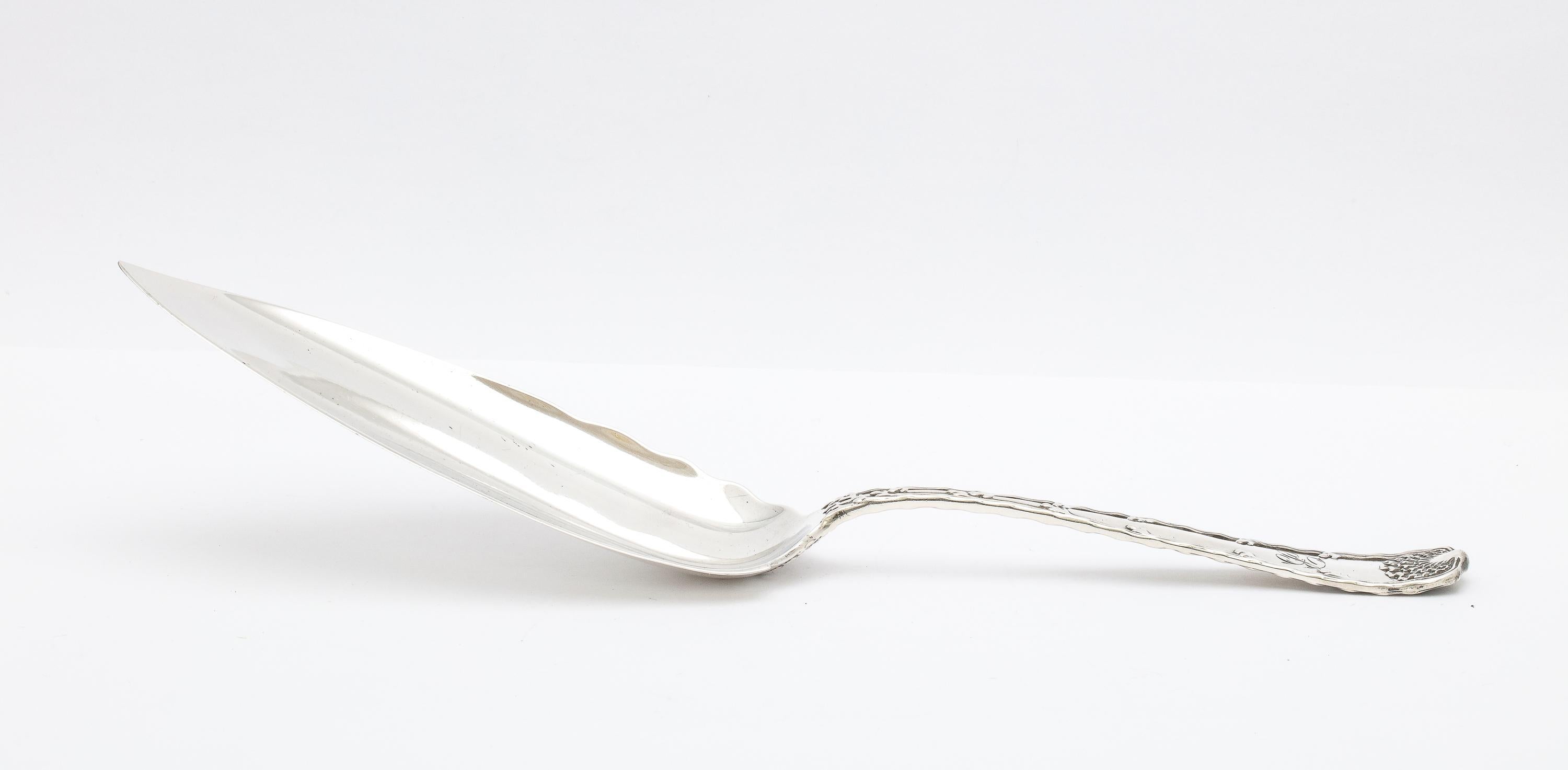 Américain Grand couteau à crème glacée en argent sterling de style victorien/server- bordure ondulée par Tiffany en vente
