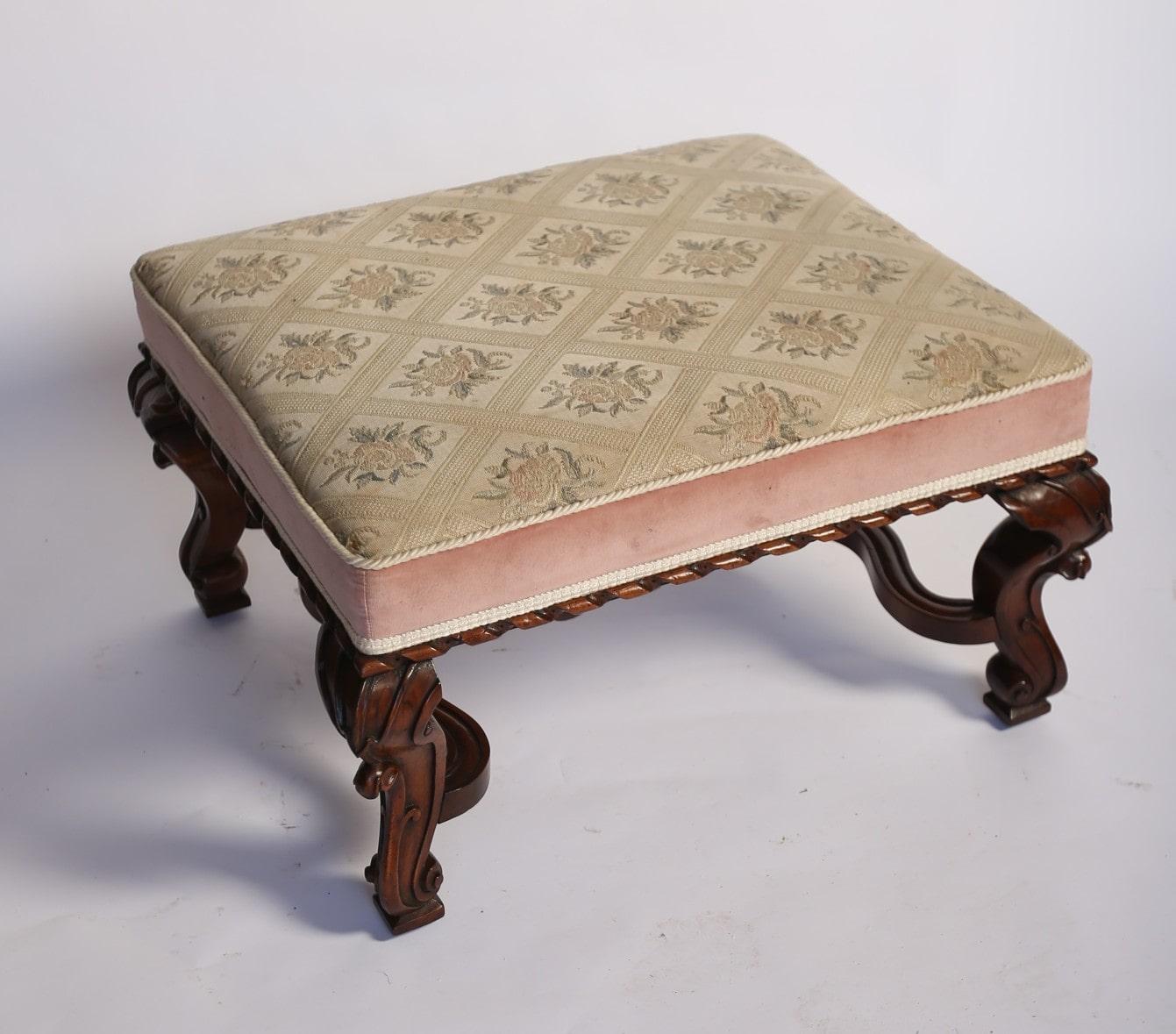 Victoriana grande  Taburete de nogal y tallado, 
Forma rectangular
Tapicería con motivos florales en relieve, con
Dralon rosa descolorido alrededor de los lados, 
Detalle tallado alrededor de la parte superior del armazón del taburete, 
4 patas