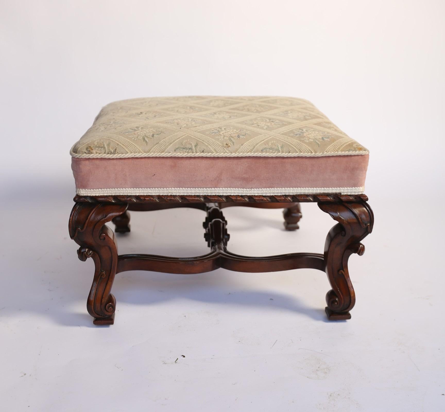 Victoriana grande  Taburete de Nogal y Tallado en Bueno estado para la venta en Dereham, GB