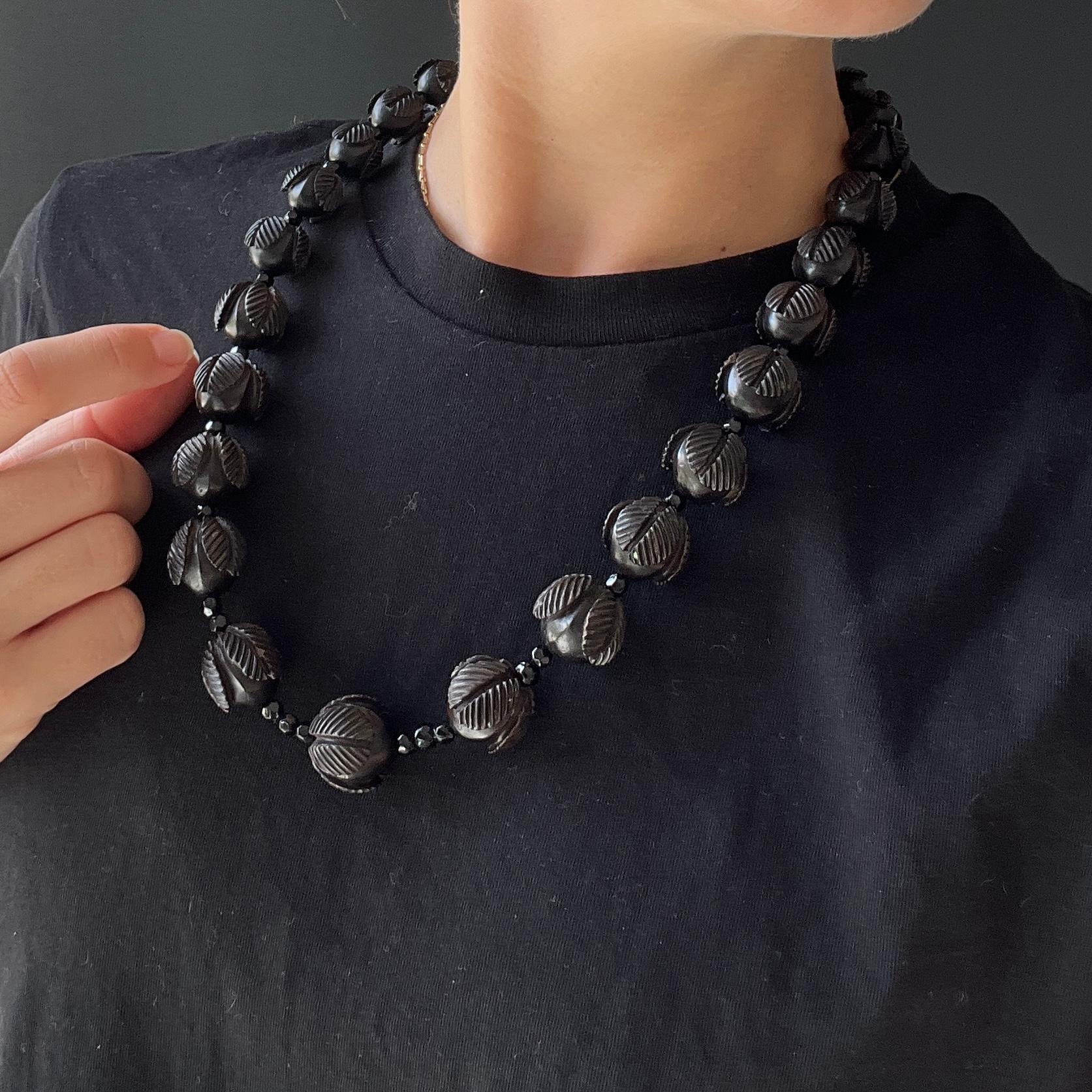 Diese atemberaubende, klobige Halskette wird durch einen großen Bolzenverschluss zusammengehalten. Die Perlen sind in der Größe abgestuft, beginnend mit den großen in der Mitte und den kleinsten an den äußeren Rändern. 

Länge: 58,5 cm 
Größter