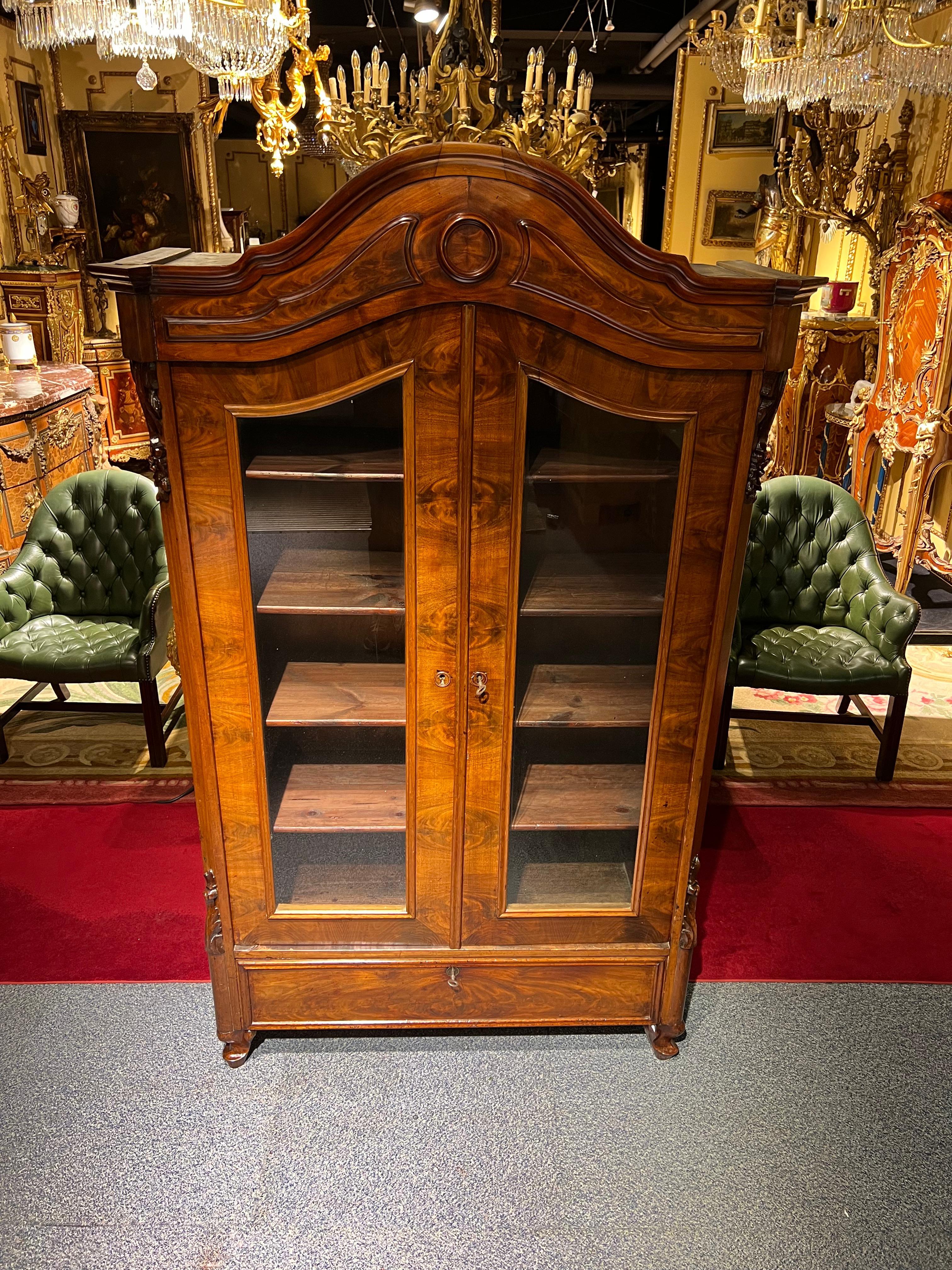 Beautiful carved late Biedermeier / Victorian vitrine with two glass doors.
Fully covered with walnut veneer and a shelve on the bottom