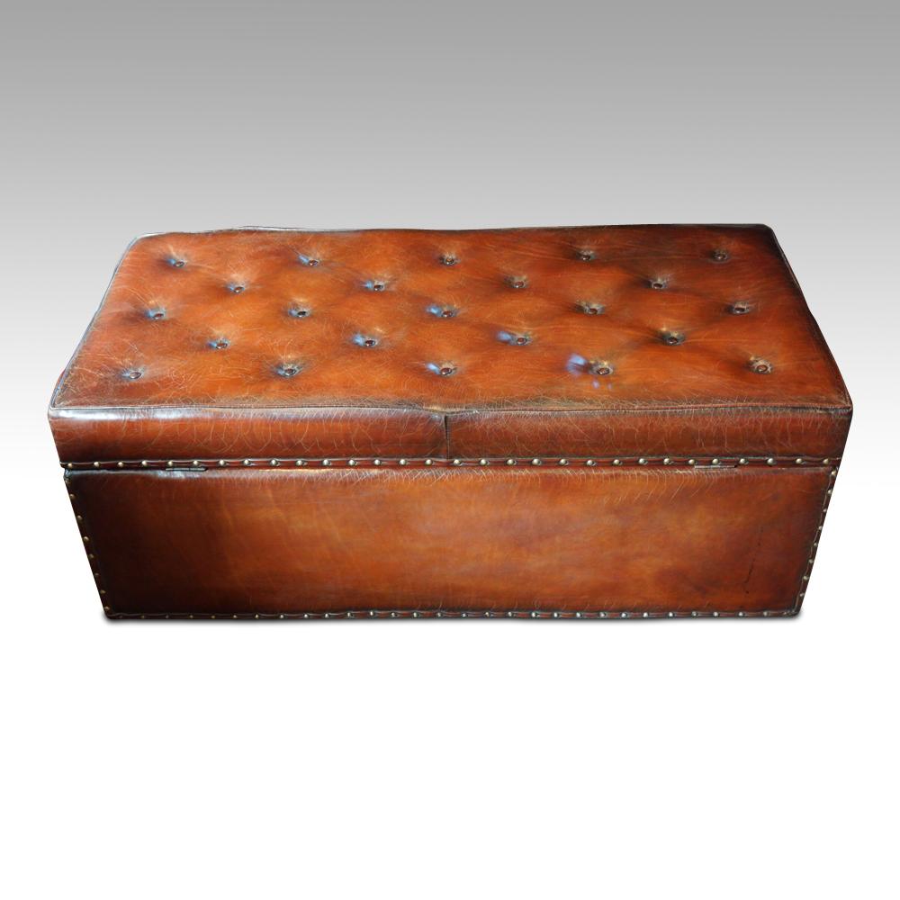 Victorian grade 1 English Leather buttoned seat Ottoman blanket chest In Good Condition In Salisbury, Wiltshire