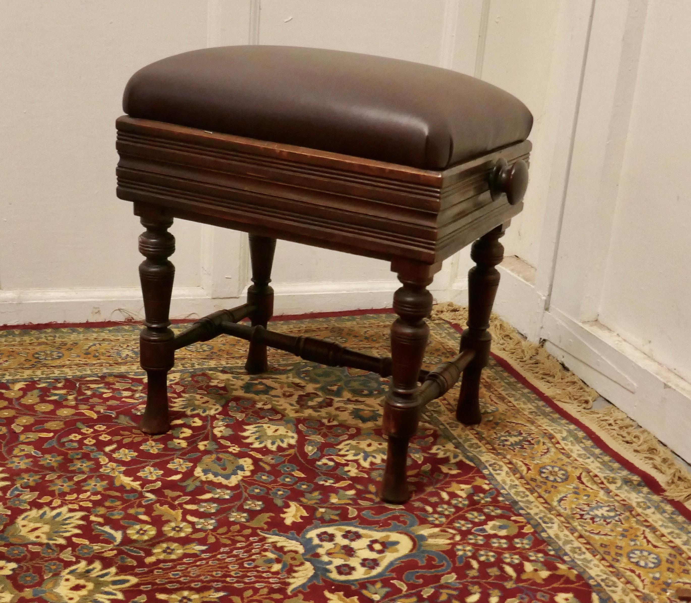 Tabouret de piano de style victorien en cuir à hauteur surélevée Bon état - En vente à Chillerton, Isle of Wight