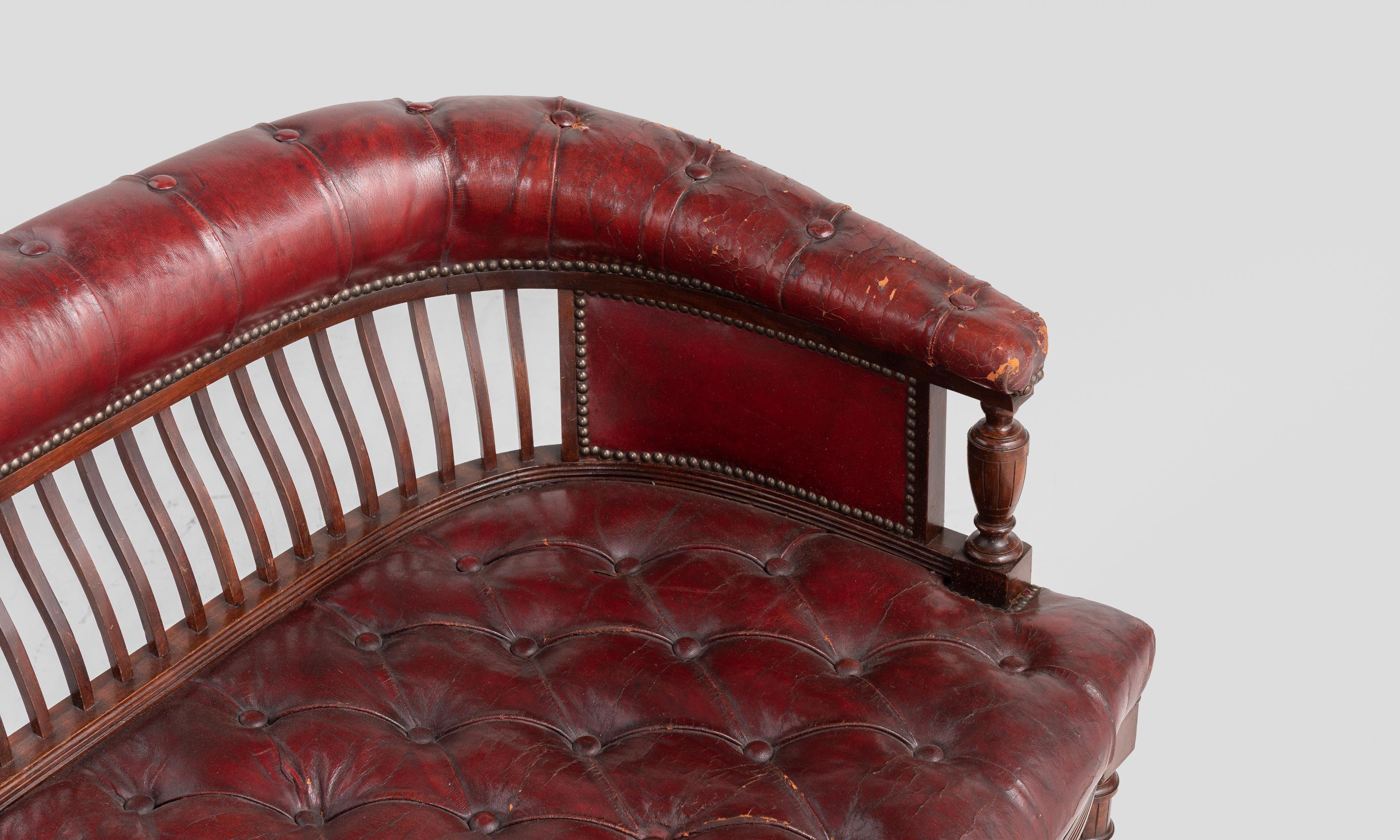Victorian Leather & Walnut Sofa, England, circa 1900 1