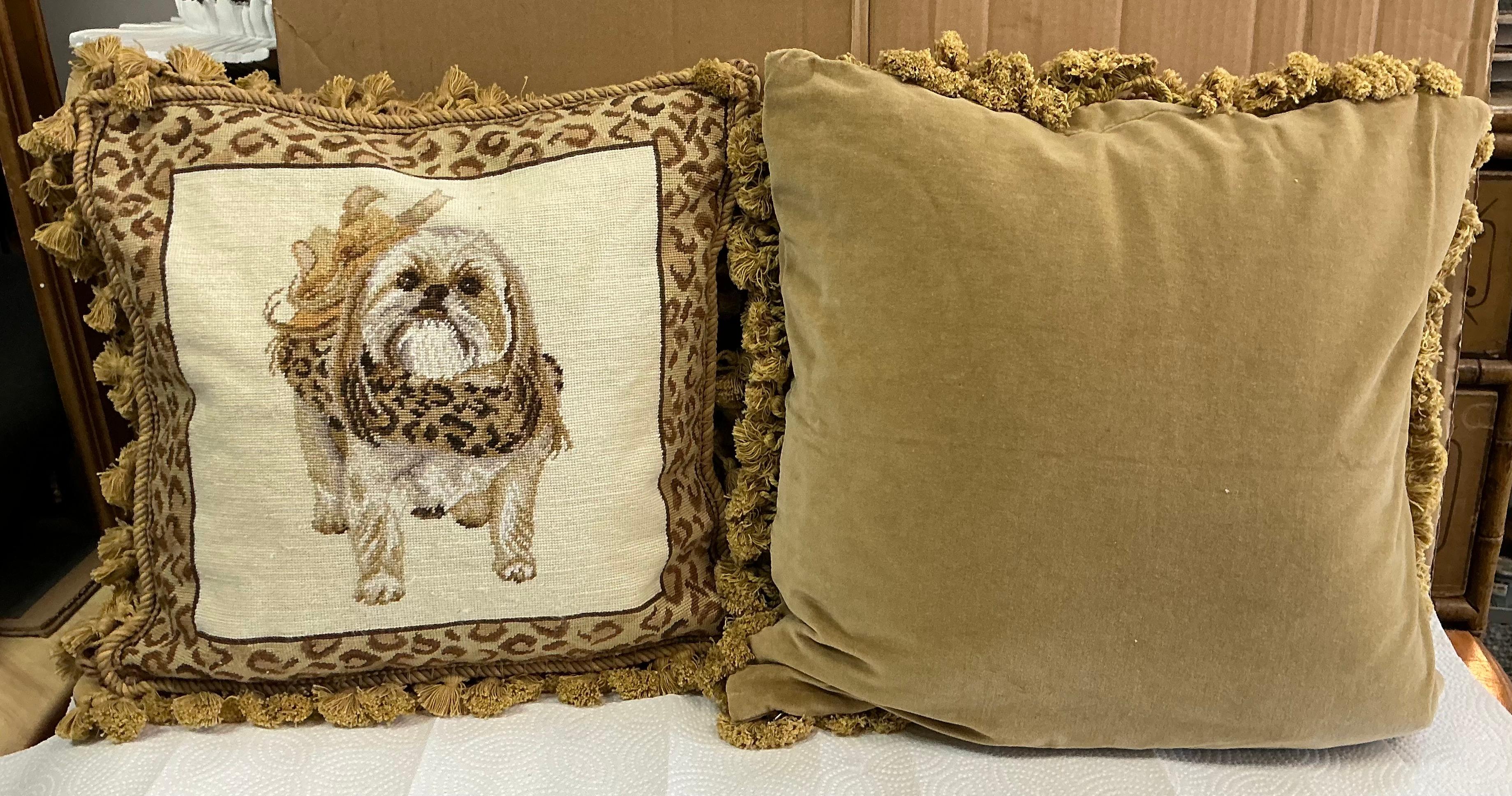 Europeo Cuscini per cani / Schitzu a punto d'ago leopardato vittoriano con velluto e piuma - Coppia in vendita