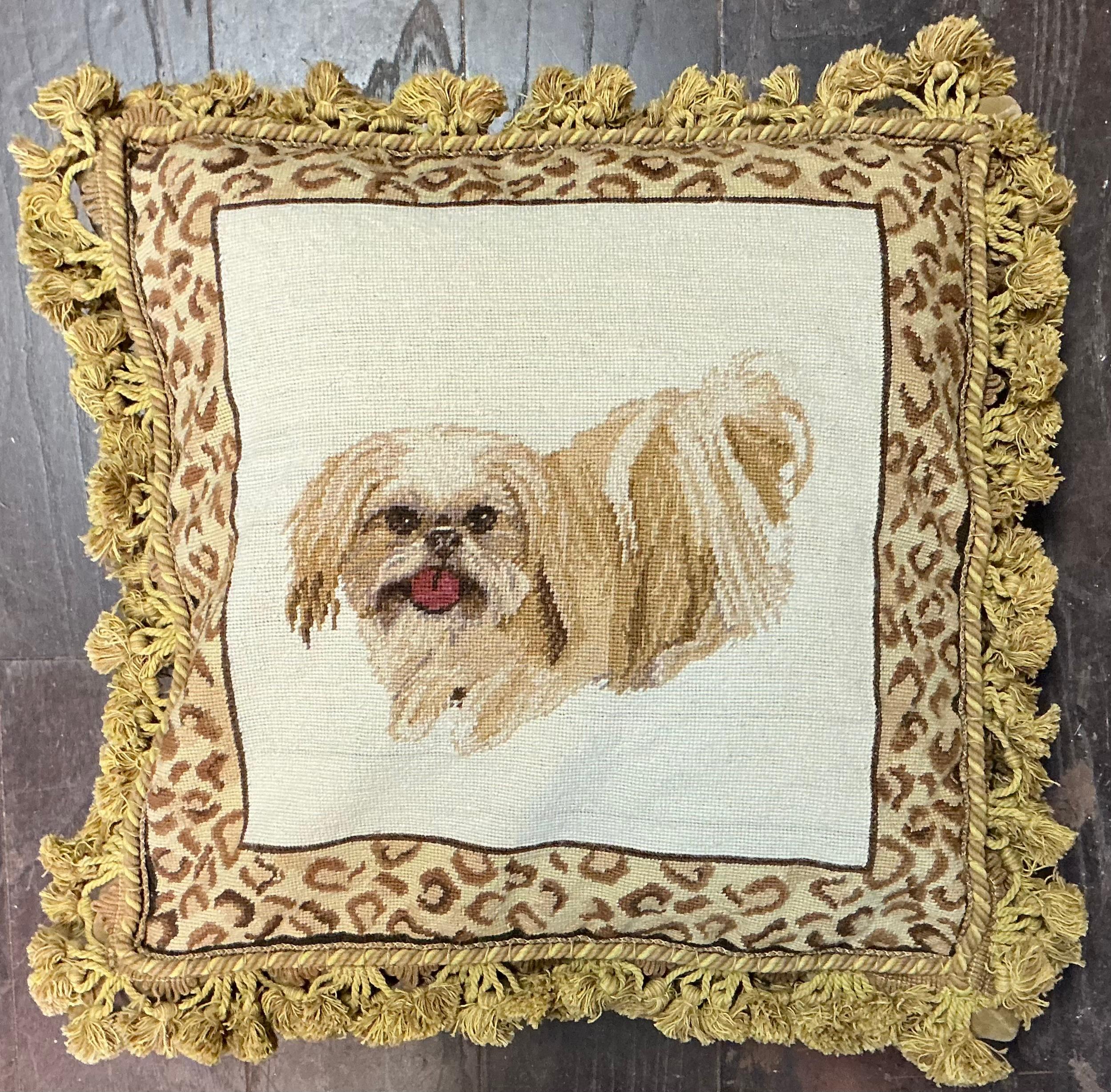 XXI secolo e contemporaneo Cuscini per cani / Schitzu a punto d'ago leopardato vittoriano con velluto e piuma - Coppia in vendita