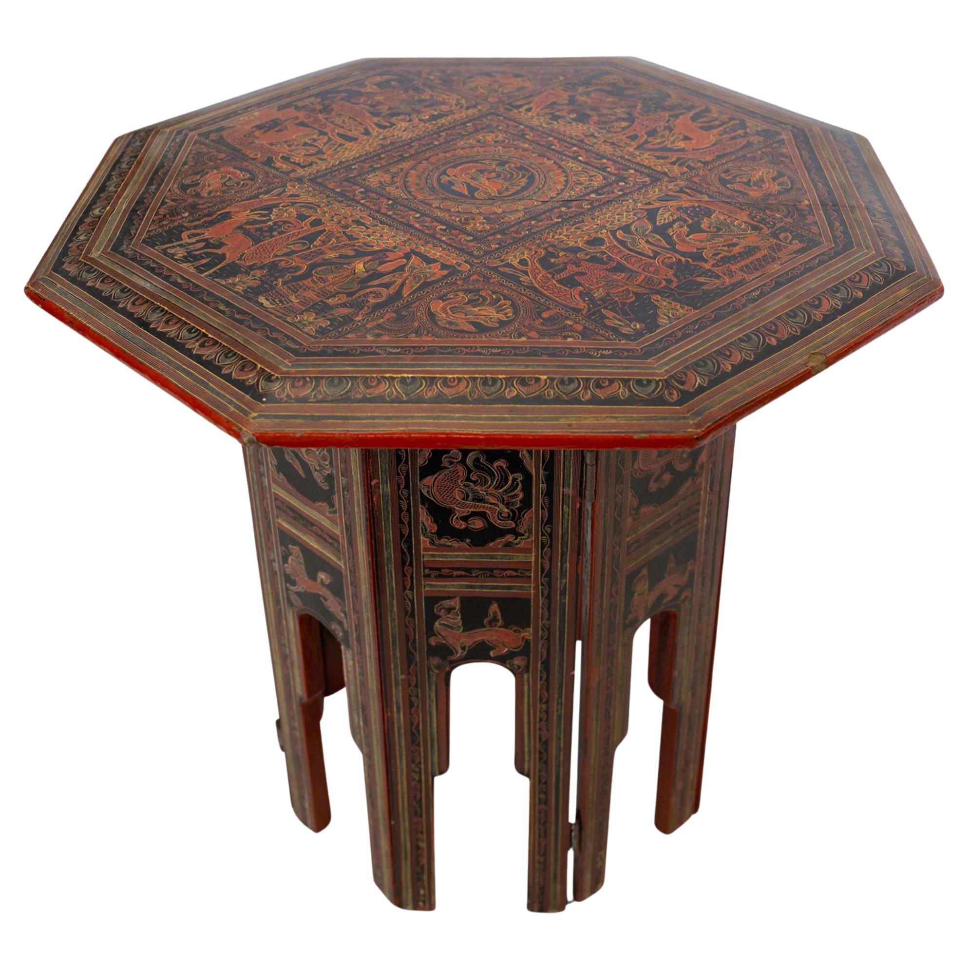 Table à thé pliante de style oriental victorien Liberty of London avec peintures 1890s

Décorées d'images de personnages, d'oiseaux, d'animaux et de créatures mythiques.

Le plateau se détache de la base et la base peut être pliée.