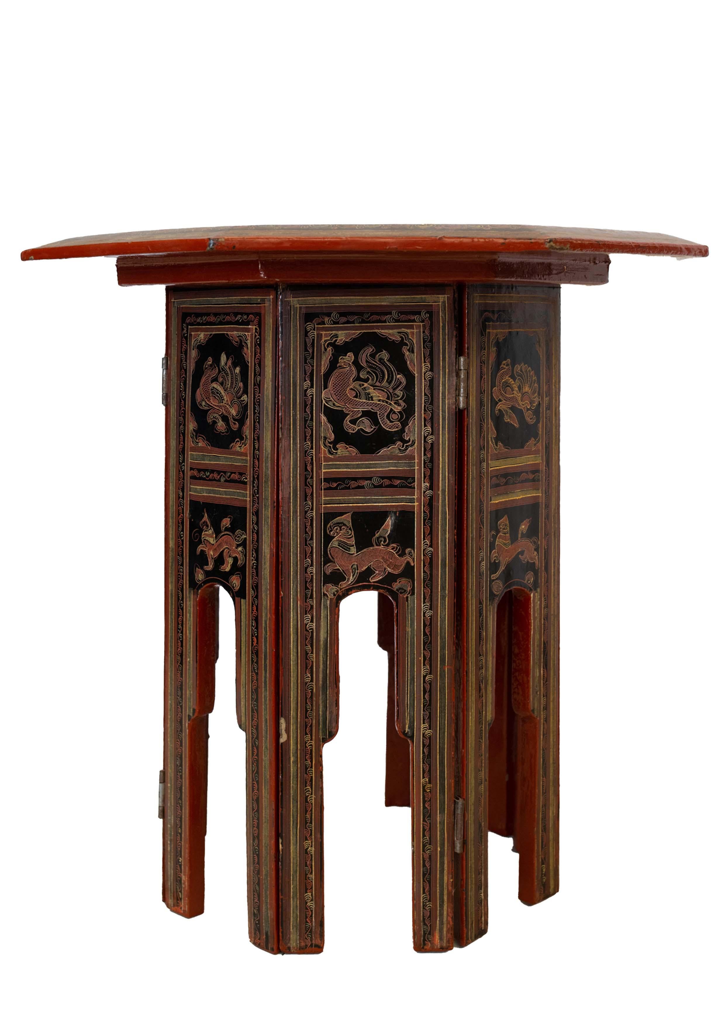 Inconnu Table à thé pliante de style oriental victorien Liberty of London avec peintures 1890s en vente