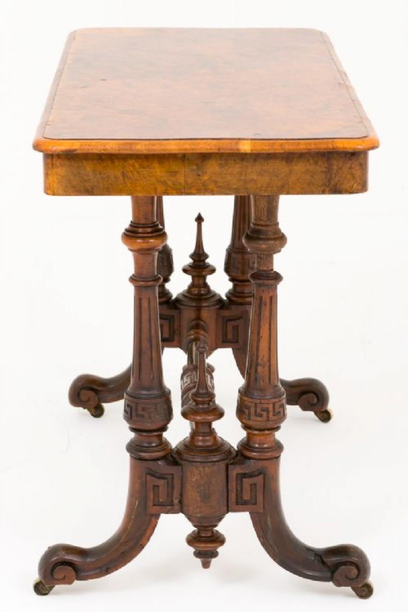 Tavolo a forma di barella in radica di noce di epoca vittoriana.
Circa 1860
Ha gambe ben scolpite e piedi intagliati.
I sostegni delle estremità a lira presentano profondi intagli e un'asta ben tornita.
Il piano sagomato ha un'impiallacciatura a