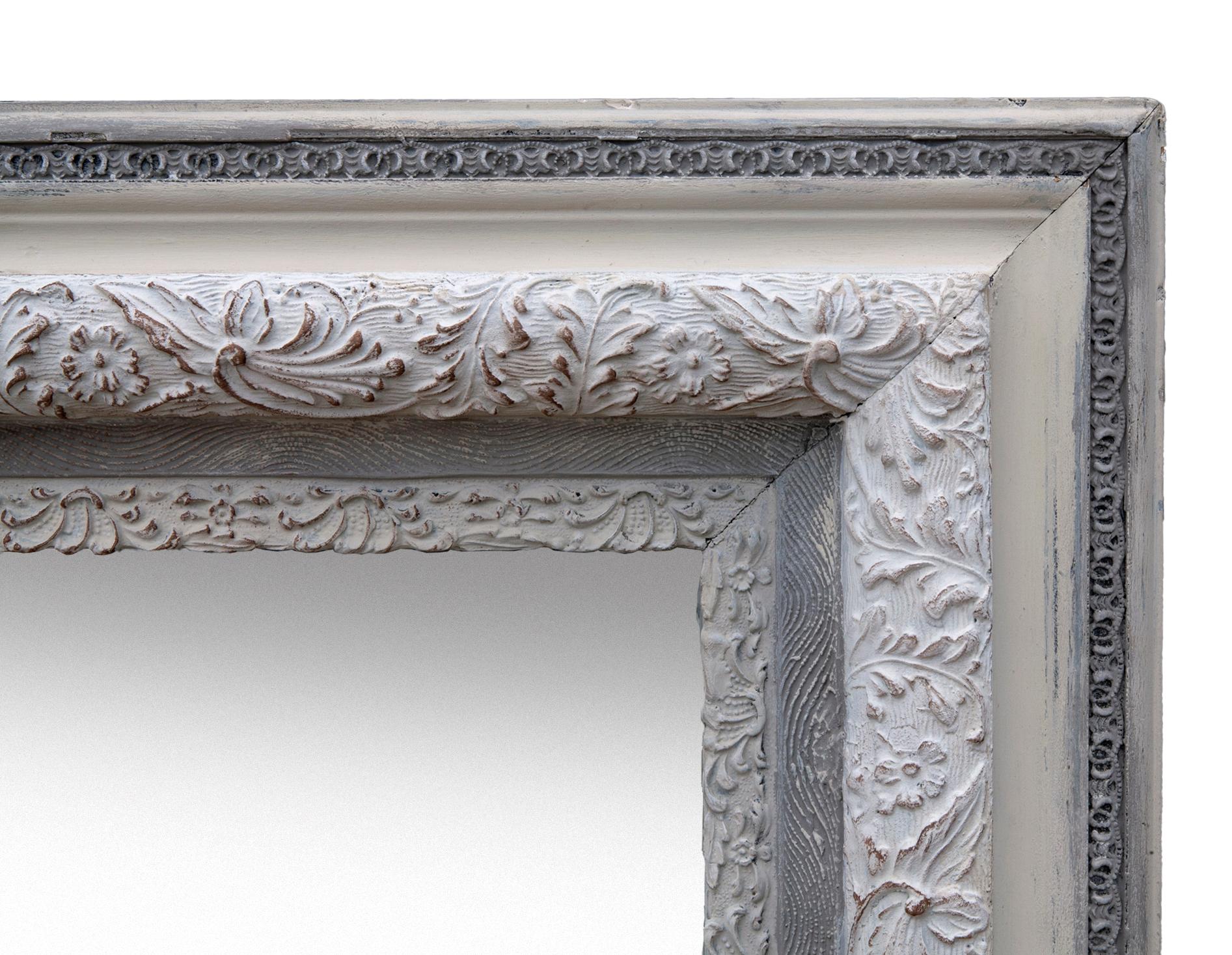 Specchio vittoriano in gesso e pino dipinto a mano in vendita 1