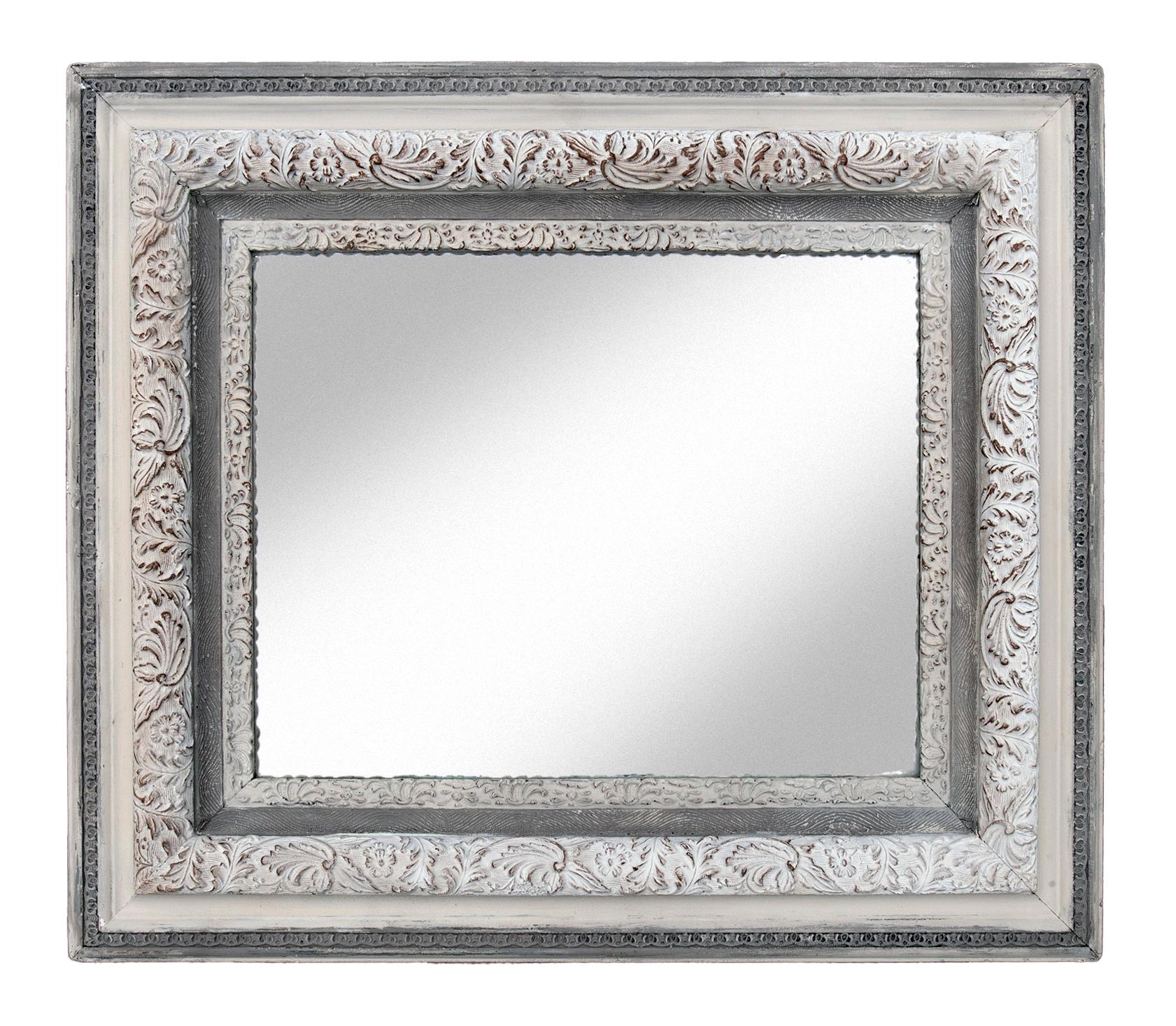 Miroir victorien avec plusieurs inserts peints dans des tons neutres. Chaque insert présente un motif complexe différent sur le gesso qui a été peint. 
Câblé pour être suspendu horizontalement ou verticalement.
Des couleurs personnalisées sont