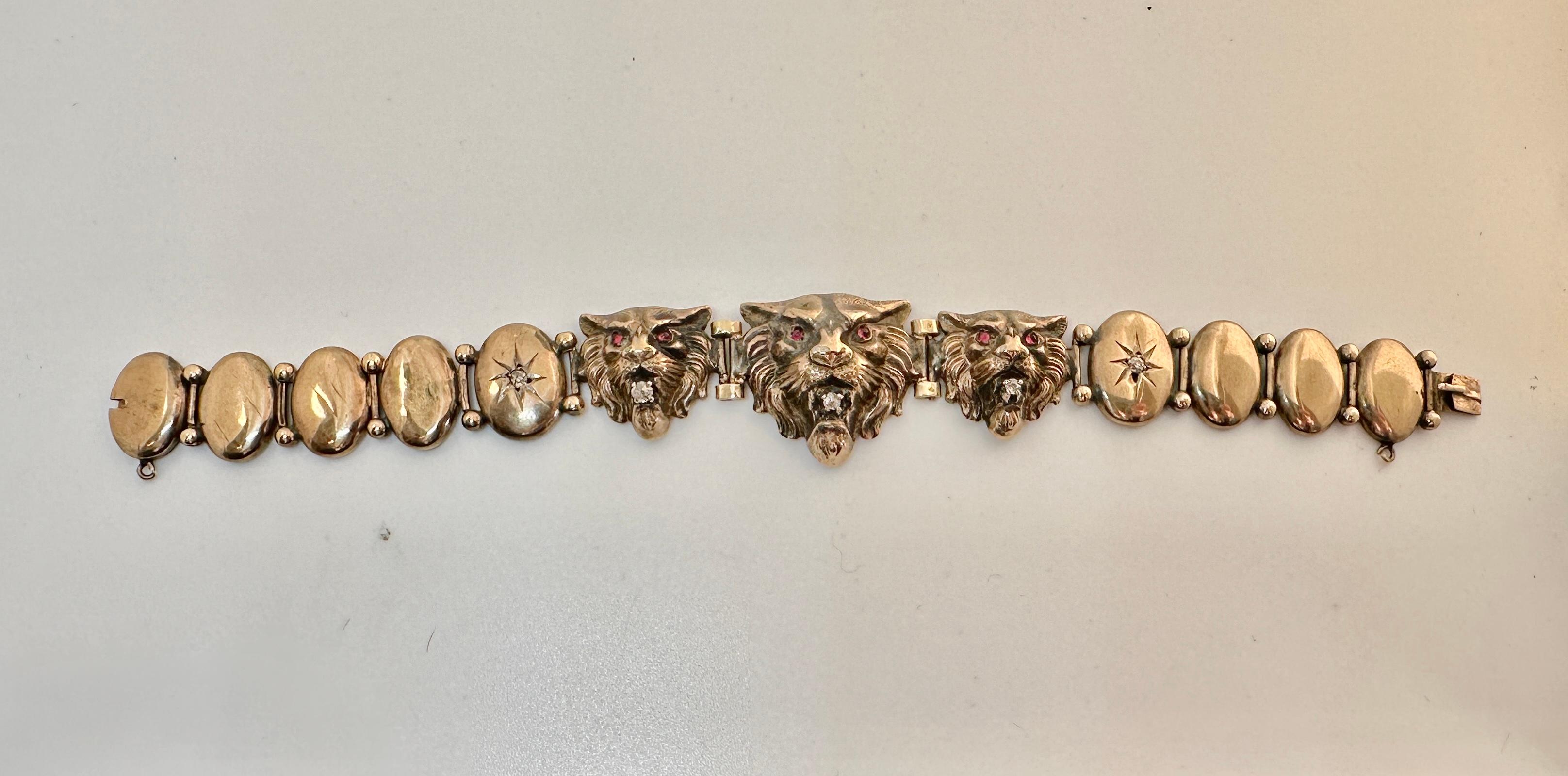 Se trata de una espectacular pulsera victoriana antigua de león, pantera, leopardo o gato tigre de diamantes y rubíes con tres cabezas de león.  Los leones llevan cada uno un diamante talla Mina Antigua en la boca y cabujones de rubí en los ojos, en