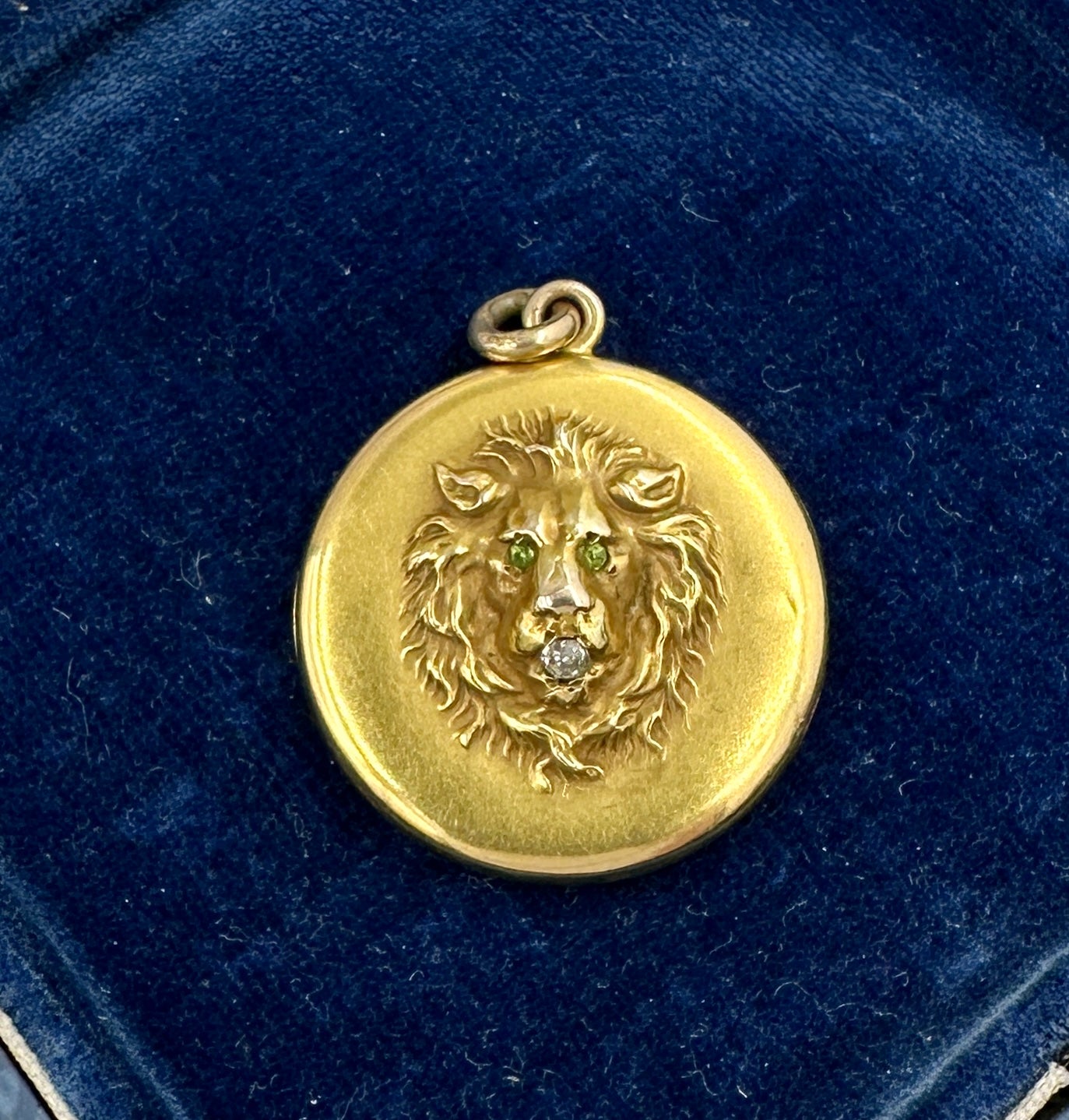 Dies ist eine spektakuläre antike viktorianische Löwen Medaillon in 10 Karat Gold mit einem alten Mine Cut Diamond in den Mund und zwei funkelnden grünen Peridot Edelsteine in den Augen, in einem außergewöhnlichen dreidimensionalen Design.  Das