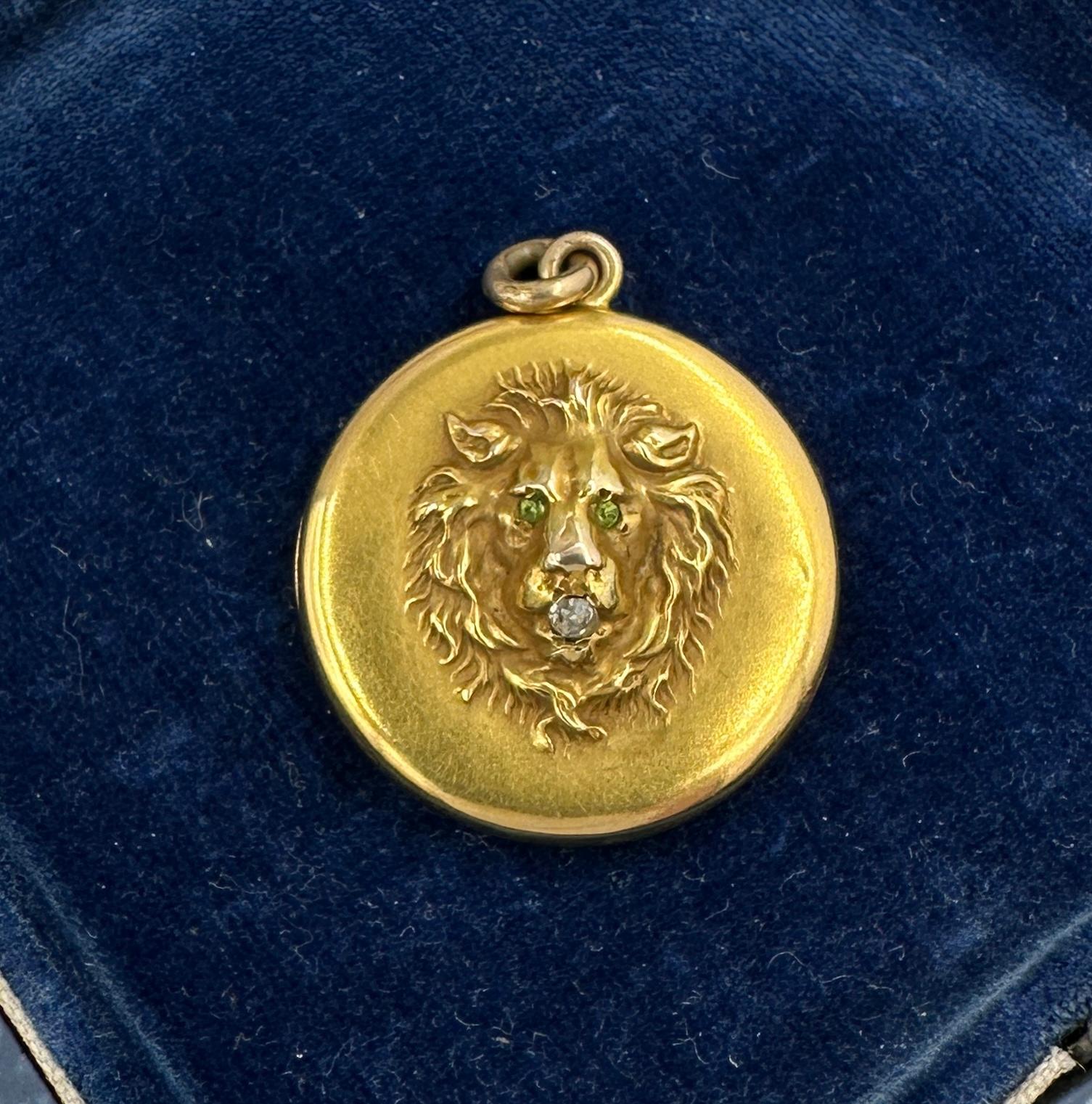 Viktorianische Halskette mit Anhänger, Löwe Medaillon im alten Minenschliff Diamant Peridot Gold  (Alteuropäischer Brillantschliff) im Angebot