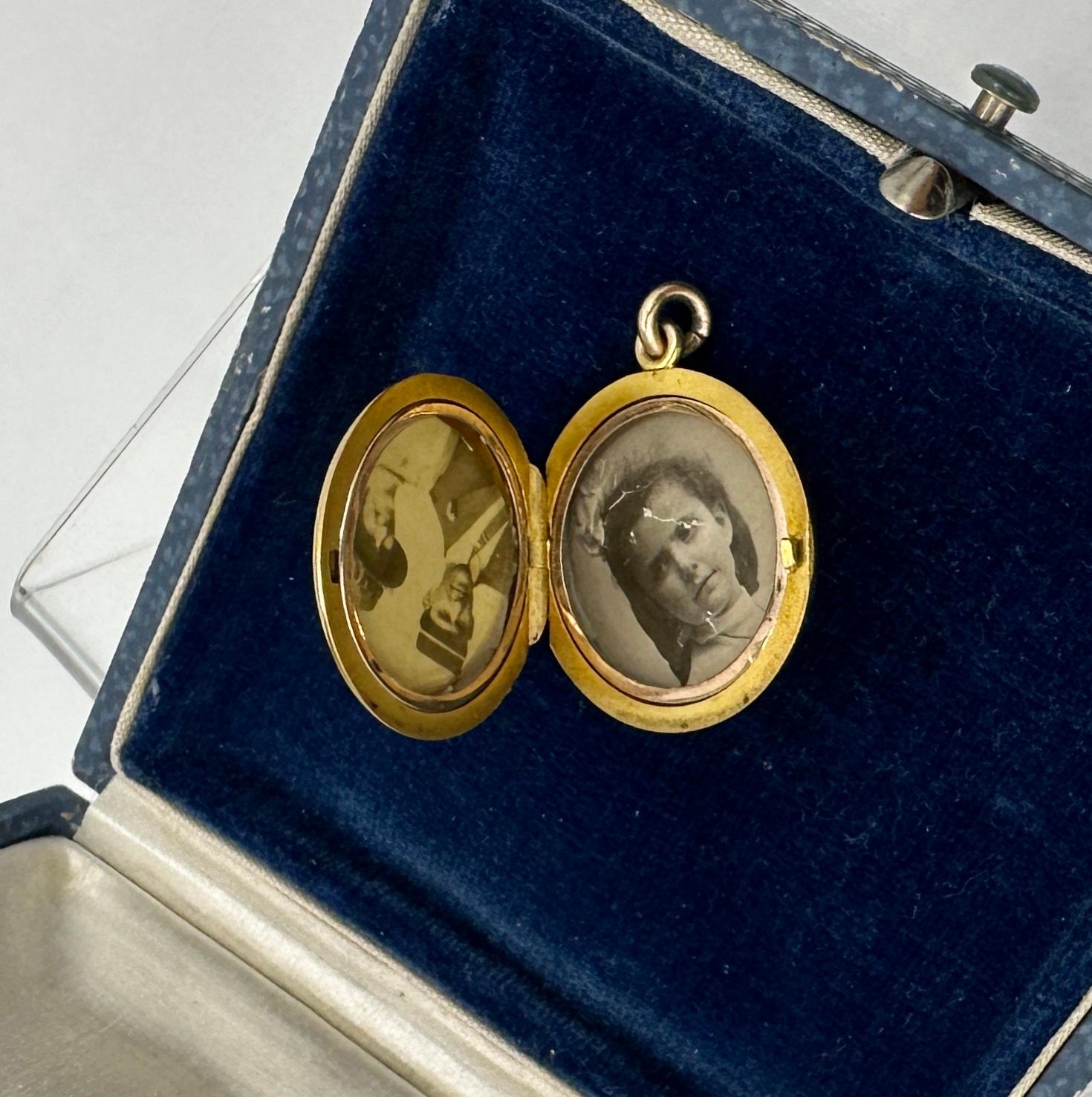 Victorian Lion Locket Old Mine Cut Diamond Peridot Gold Pendant Necklace  For Sale 2