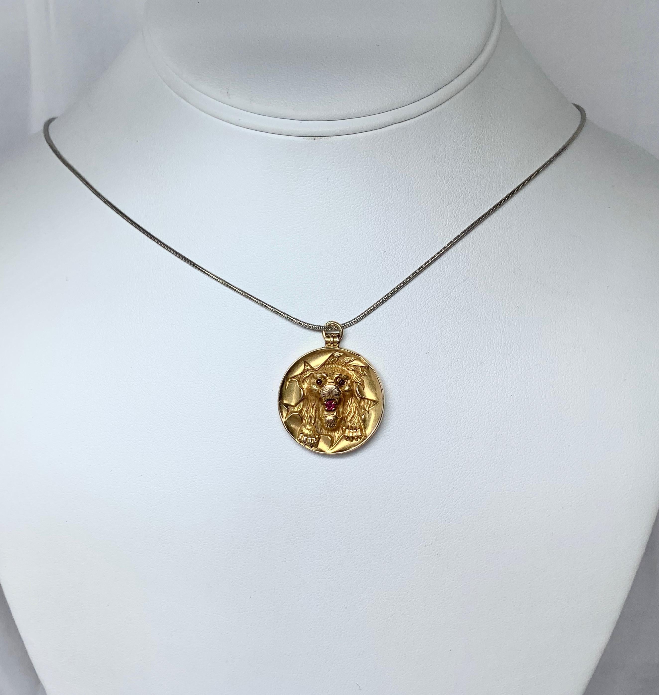 Colgante León Victoriano Rubí Oro 14 Kilates Aro Circo Pantera Leopardo Tigre Corte redondo en venta