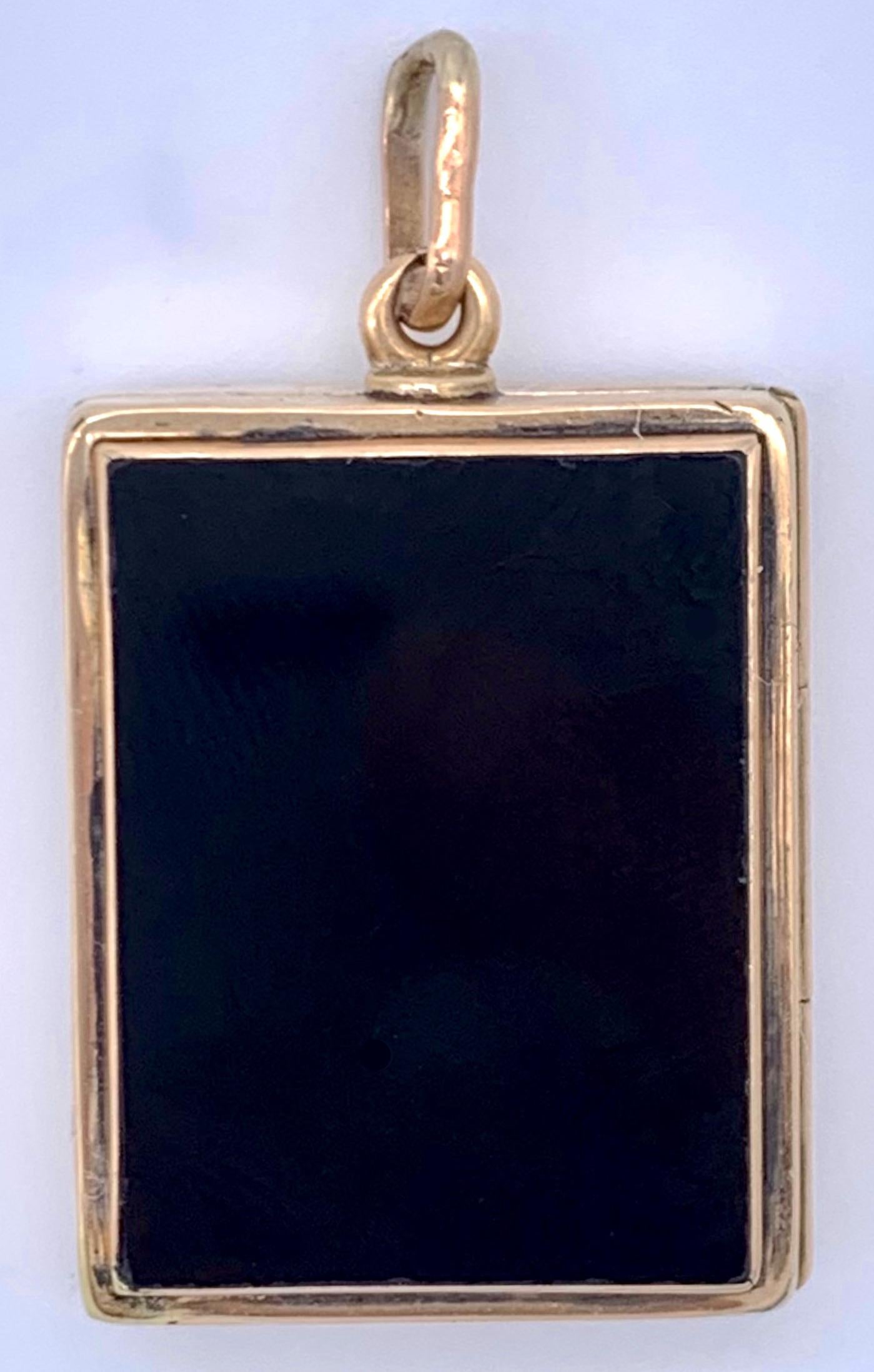 Elegant and chic victorian locket in the shape of a book. This piece of jewellery has been crafted around 1880. One side of the locket is set with an onyx, the other with a bloodstone, also called heliotrope. 