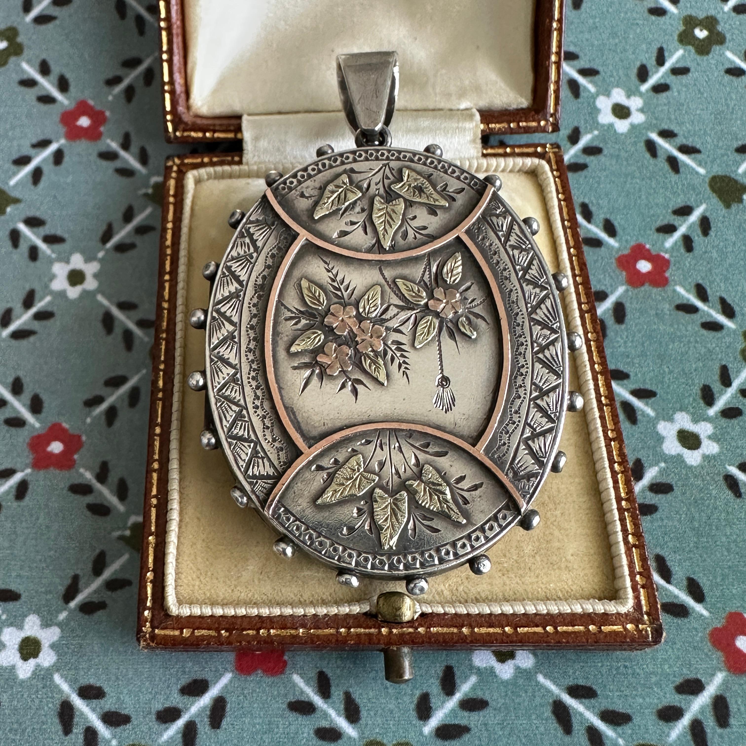 Victorian Locket Silver & Gold Floral Aesthetic Period in vendita 5