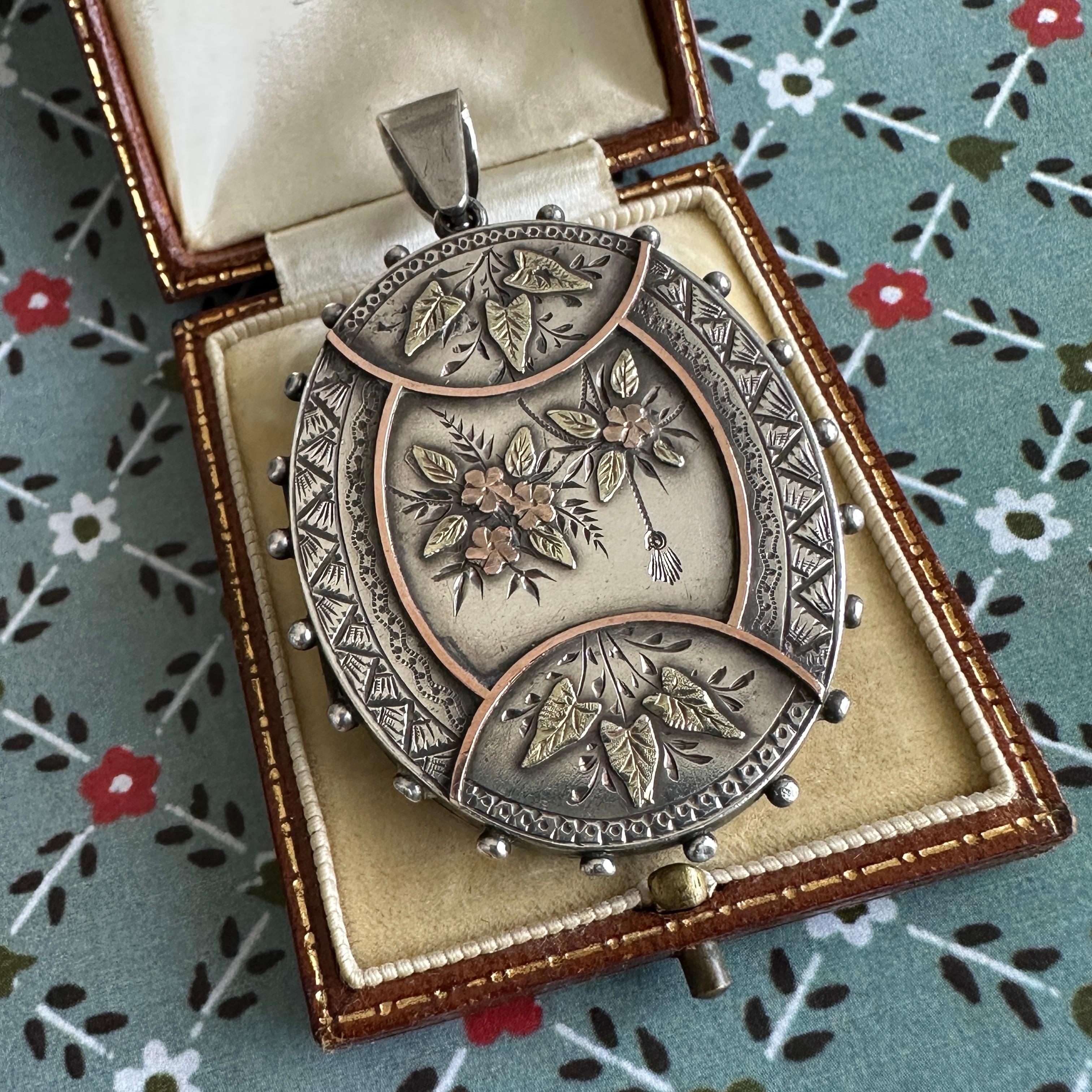 Victorian Locket Silver & Gold Floral Aesthetic Period in vendita 6