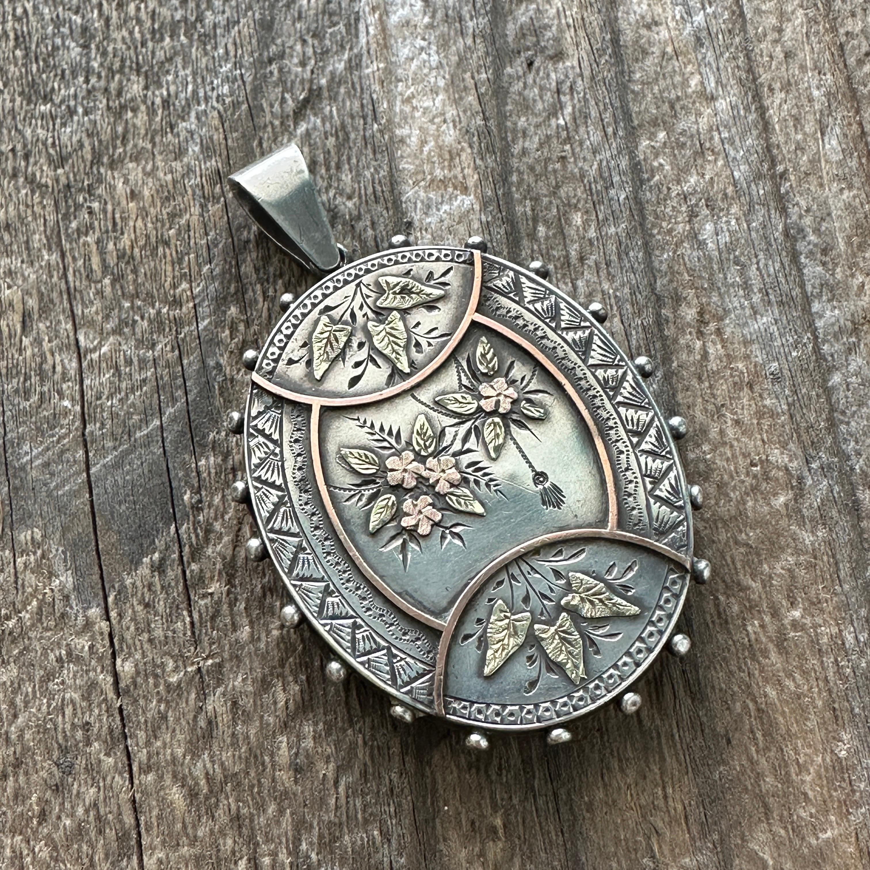 Victorian Locket Silver & Gold Floral Aesthetic Period in vendita 9