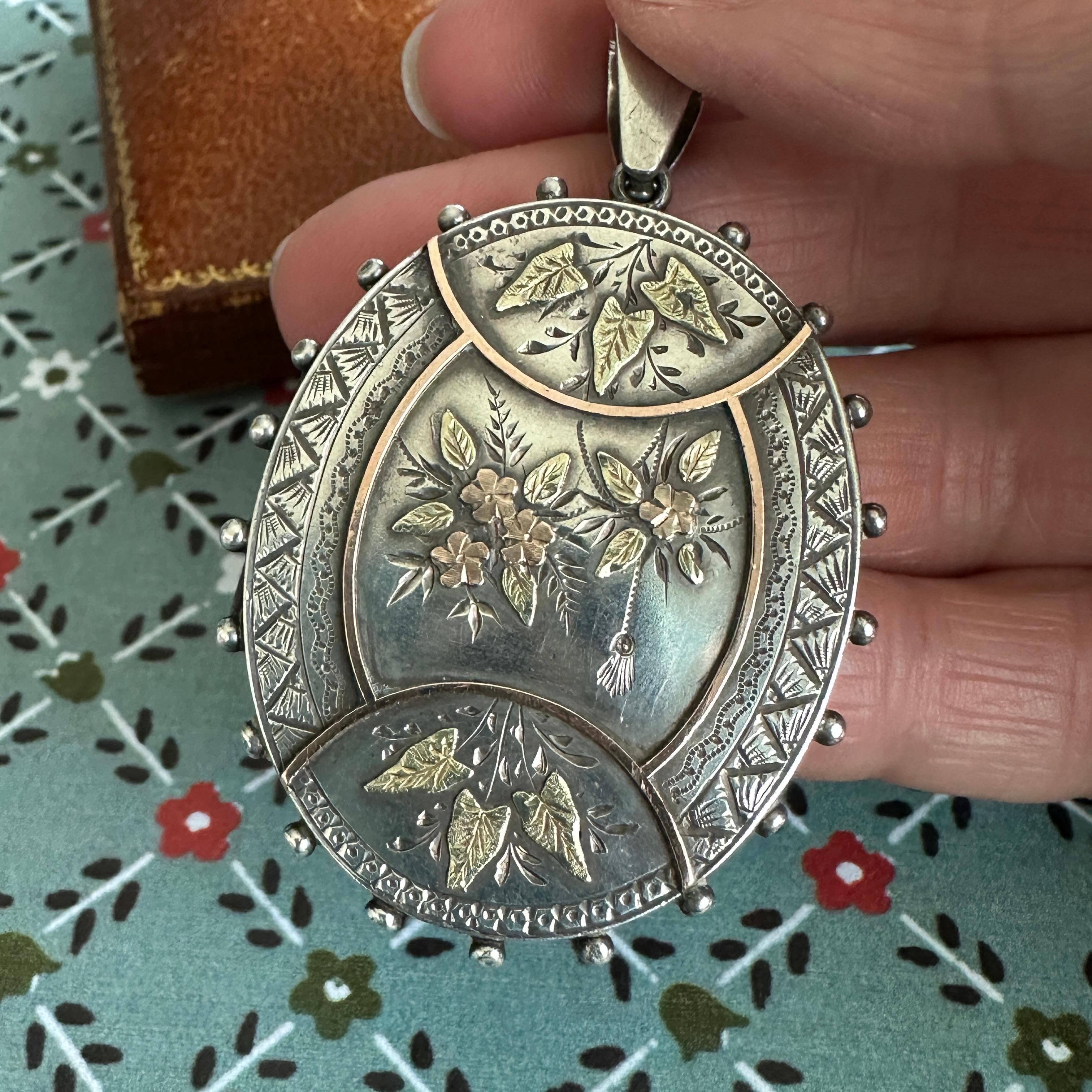 Vittoriano Victorian Locket Silver & Gold Floral Aesthetic Period in vendita